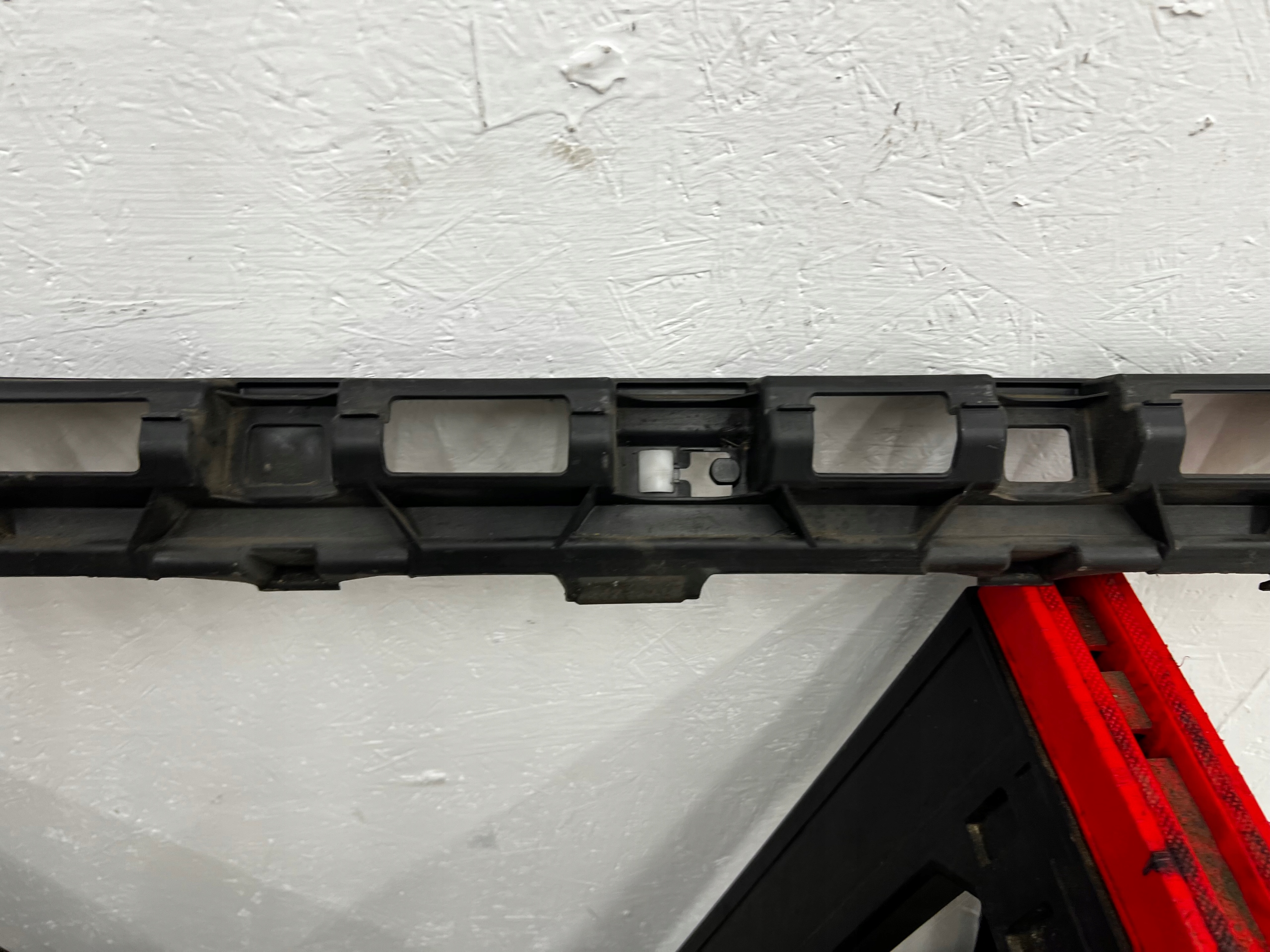 support holder mouldings PROGOWEJ left VW PASSAT B8 3G0853945