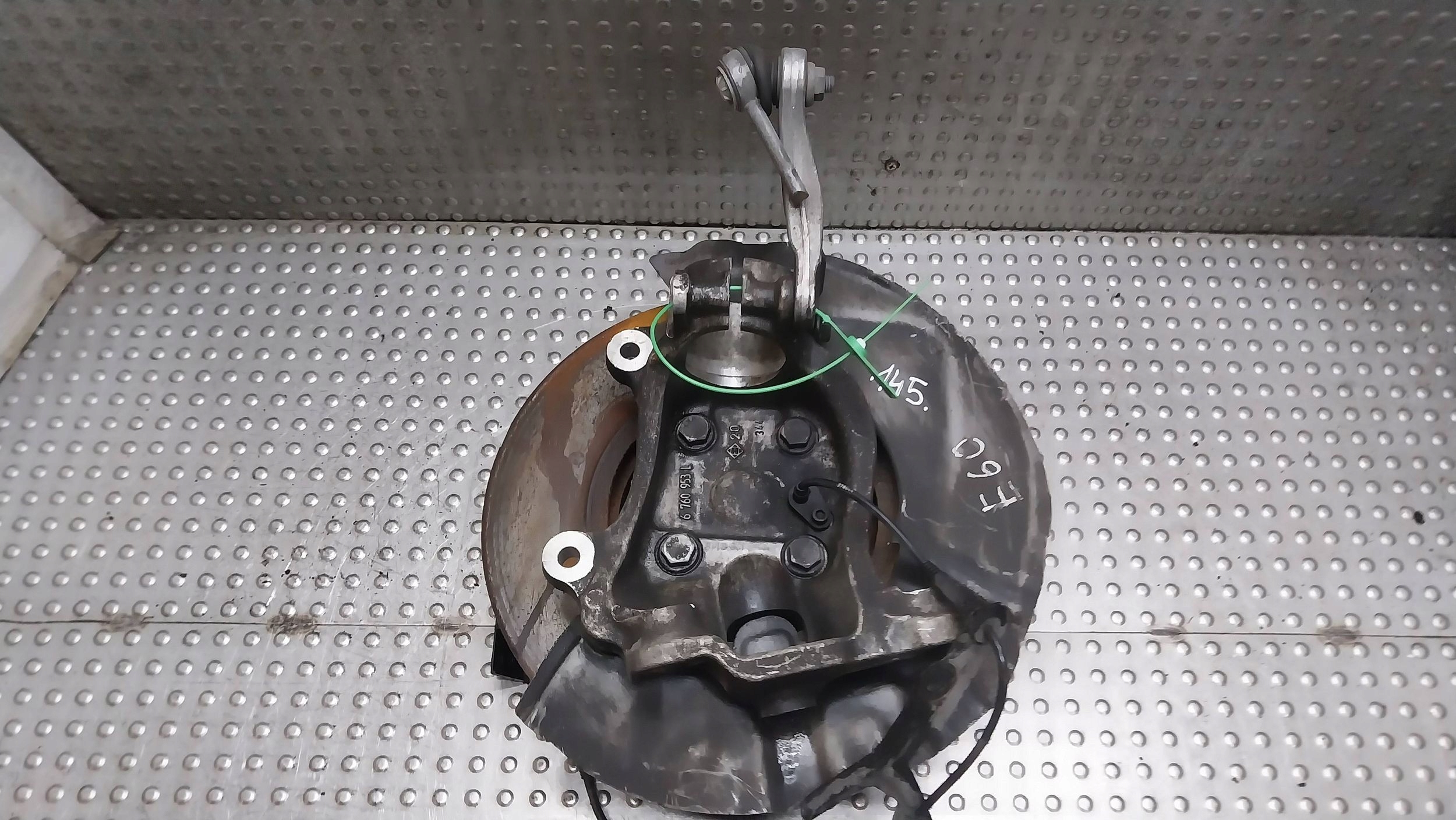otoč čepu levý předek 6760953 BMW E60 E61