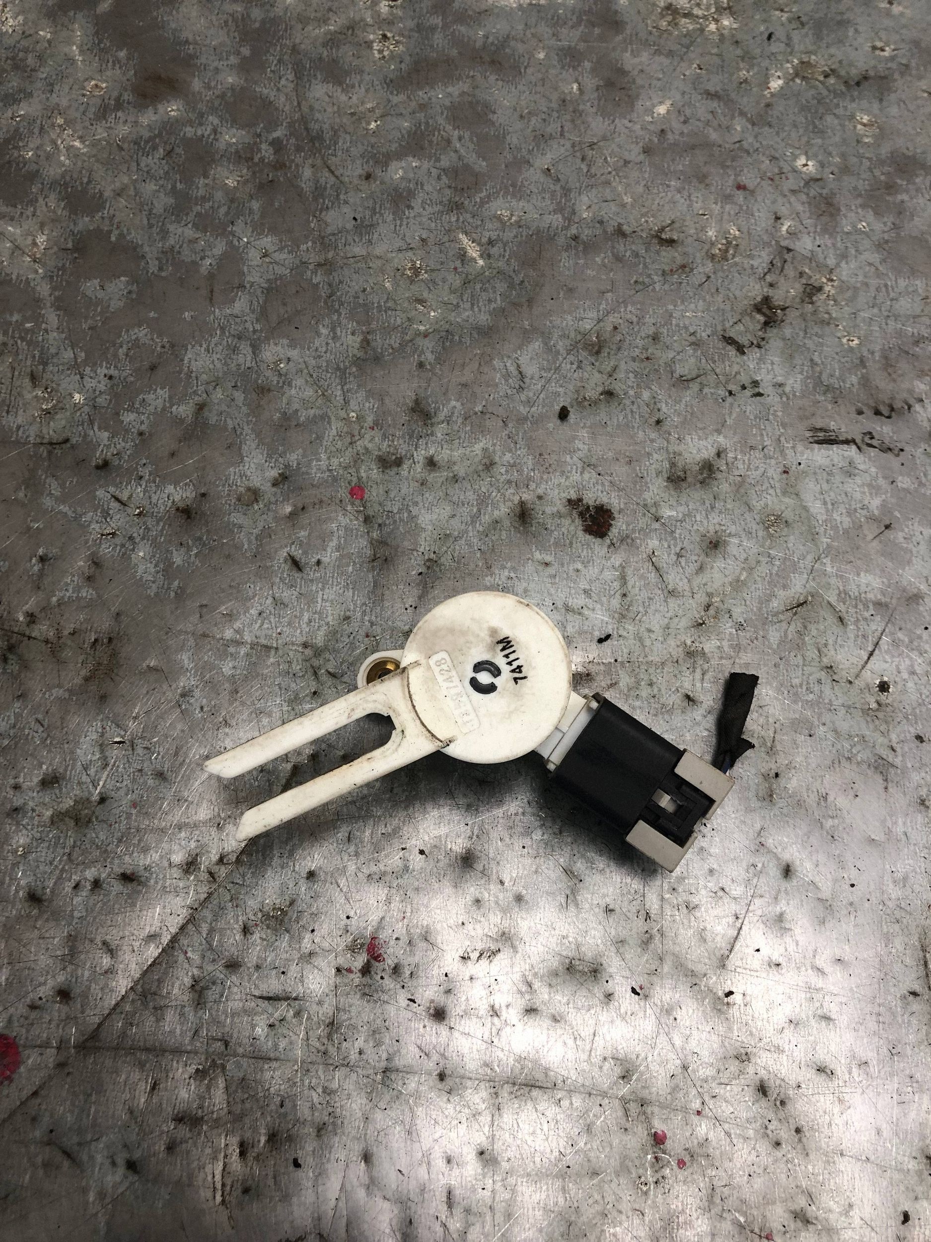 sensor bremse STOPU OPEL ASTRA K KOMBI 13597428