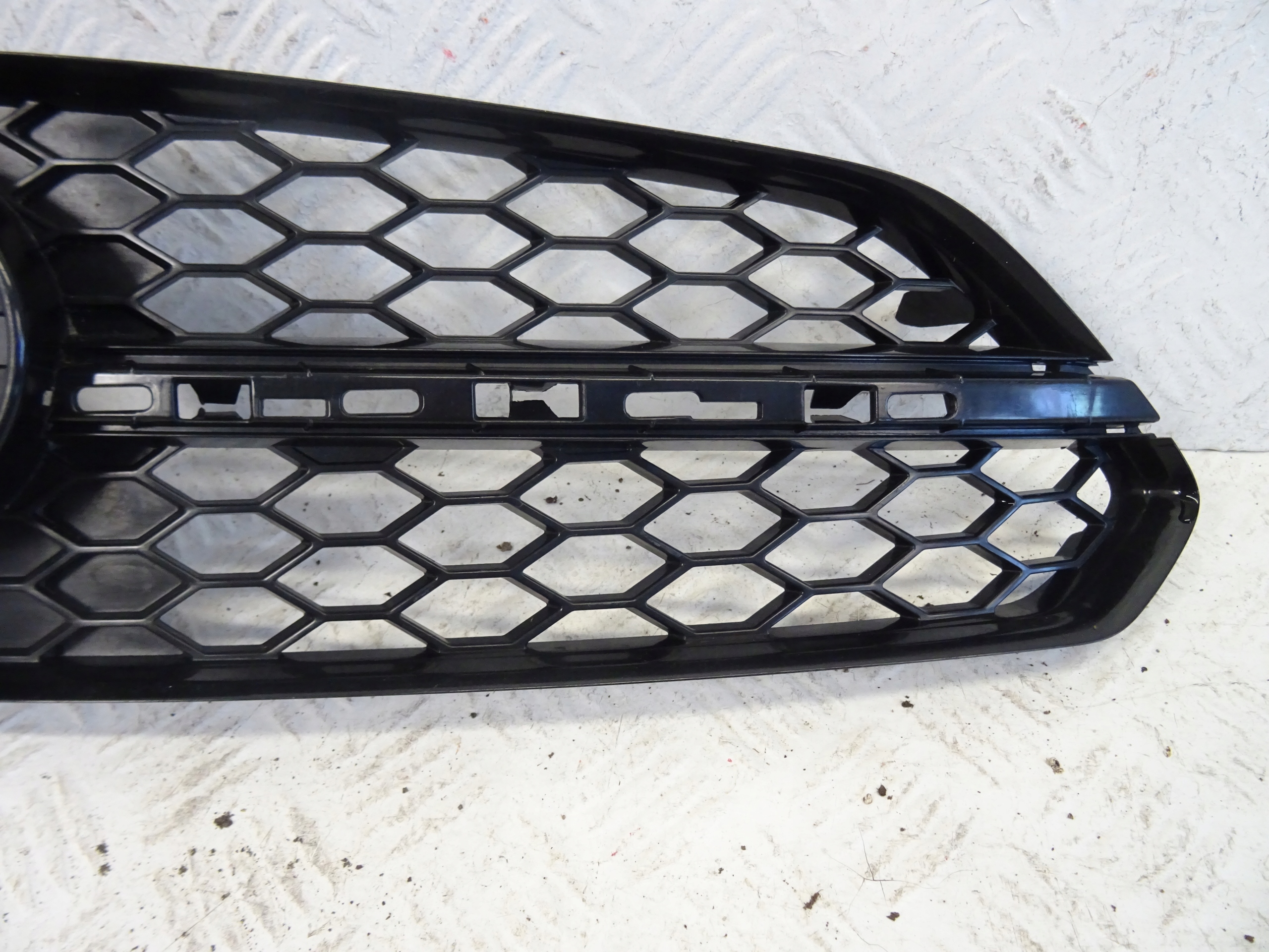 grid of a bumper front front right AUDI A8 D4 S8 4H0807680