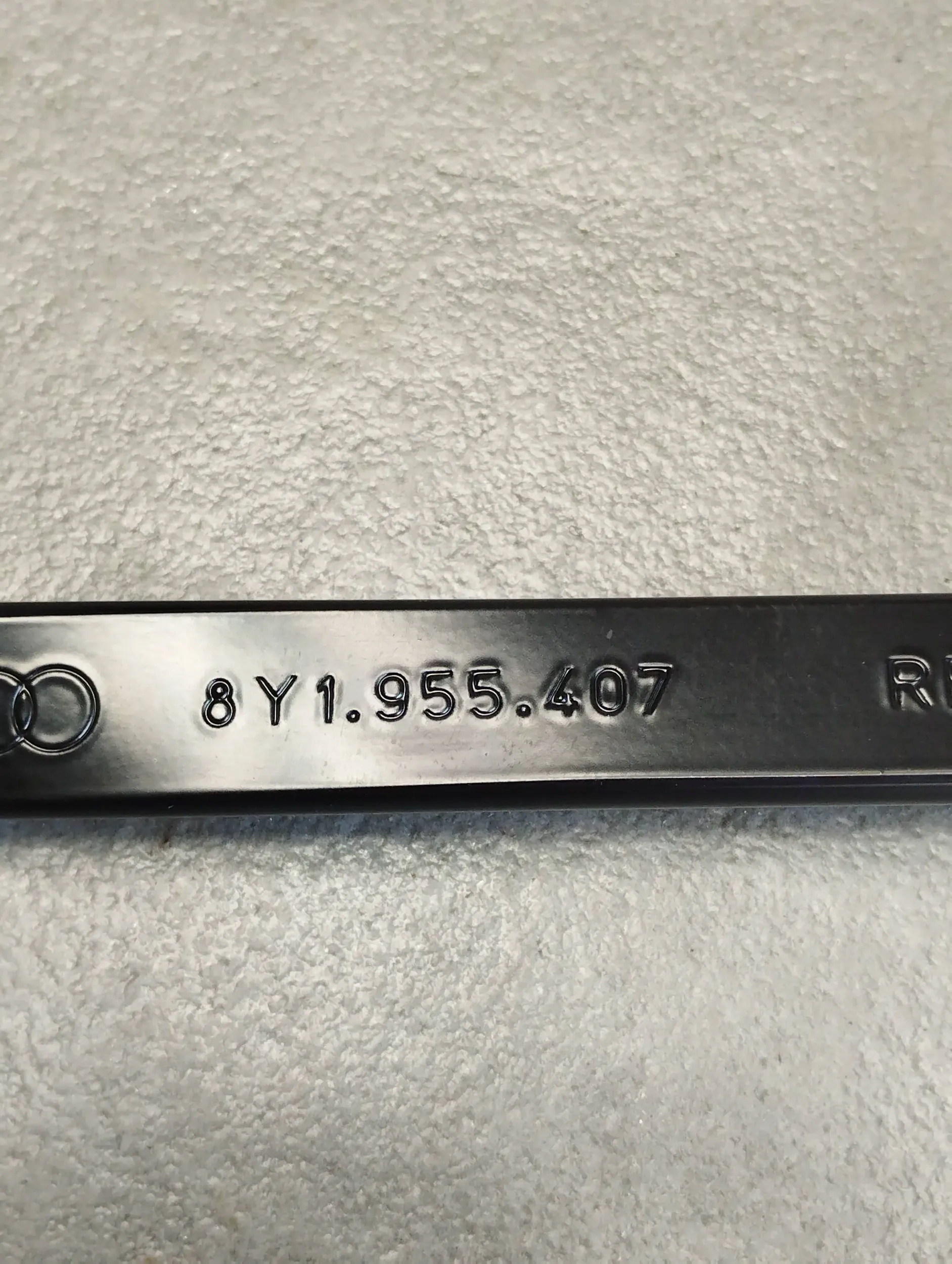Audi S3 A3 8Y wiper arm left 8Y1955407