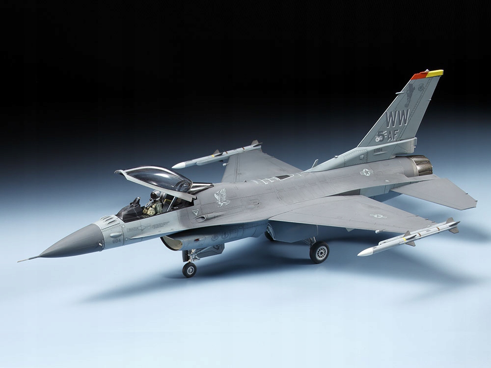 Letadlo F-16CJ Fighting Falcon 60786 Tamiya