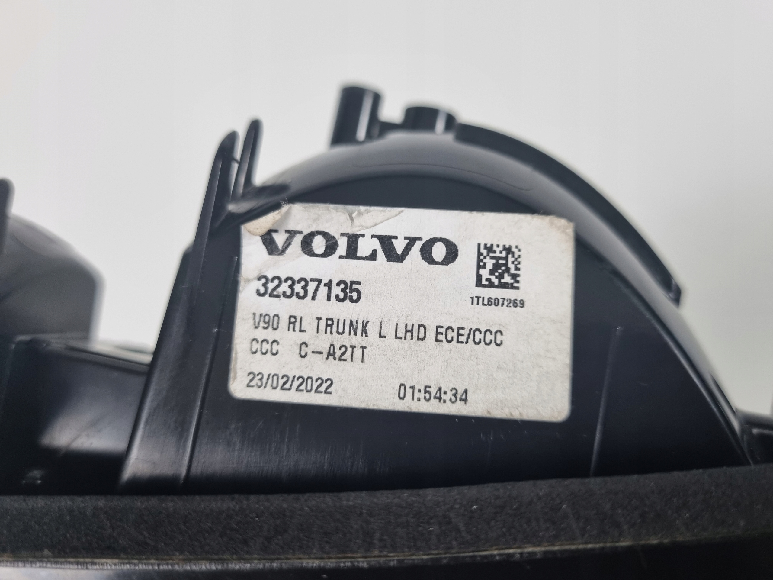 volvo V90 фонарь левый задний led 32337135