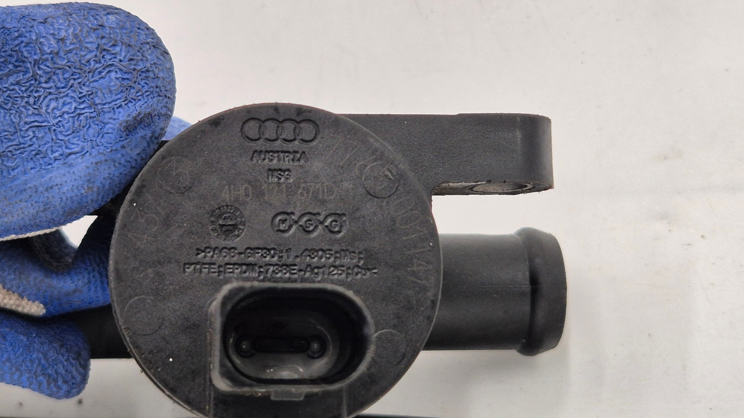 VALVOLA elettromagnetico d’acqua Audi A6 A8 OE 4HO121671D