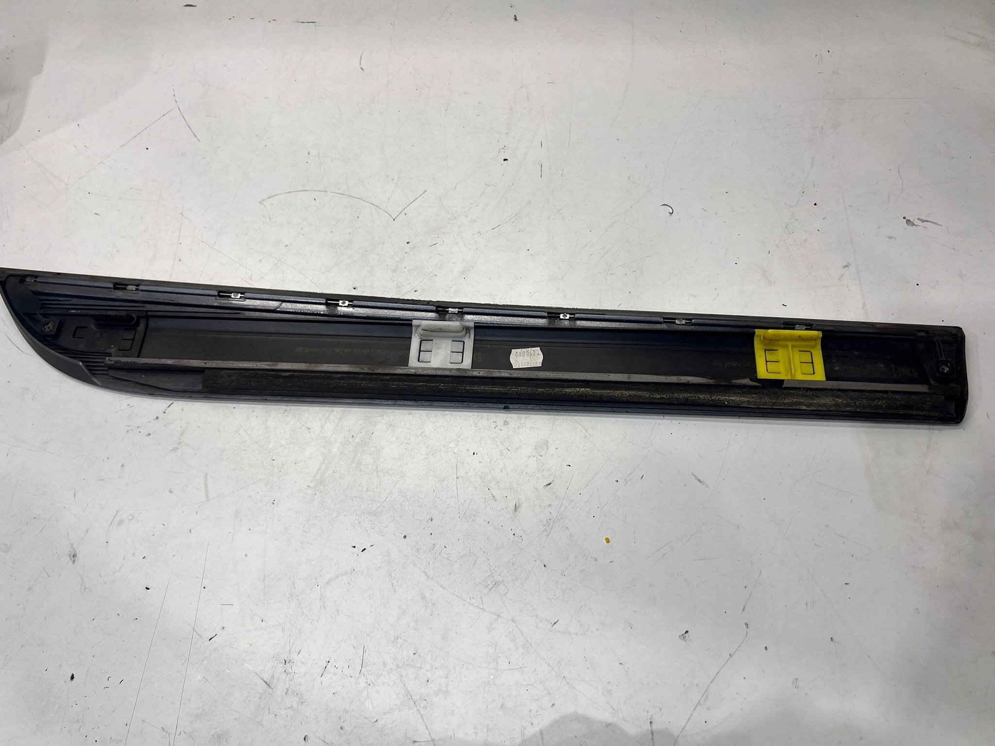 moulding door lower left rear part AUDI A6 C6 LY7G