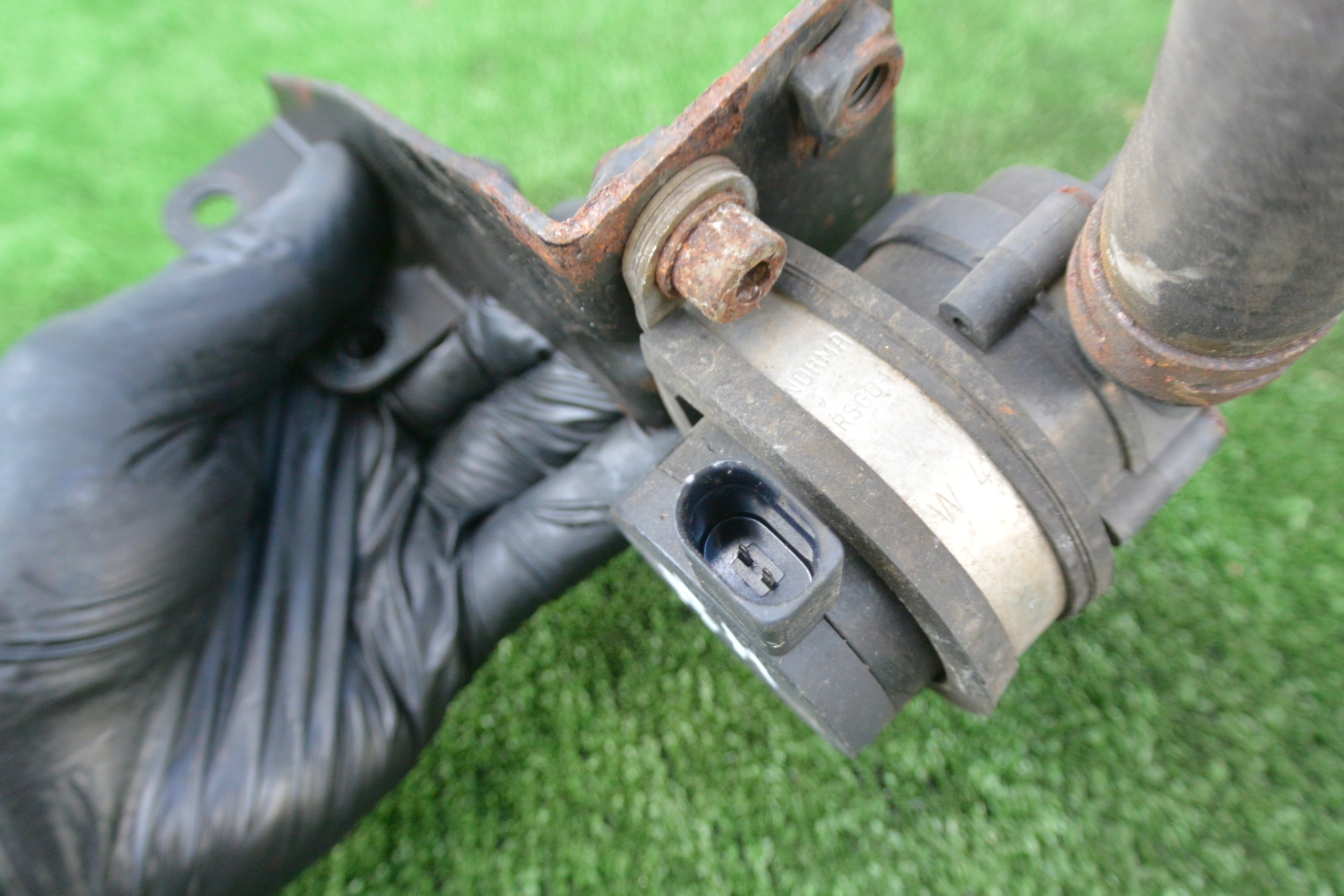 supplementary water pump VW TOUAREG 7L 2.5 TDI