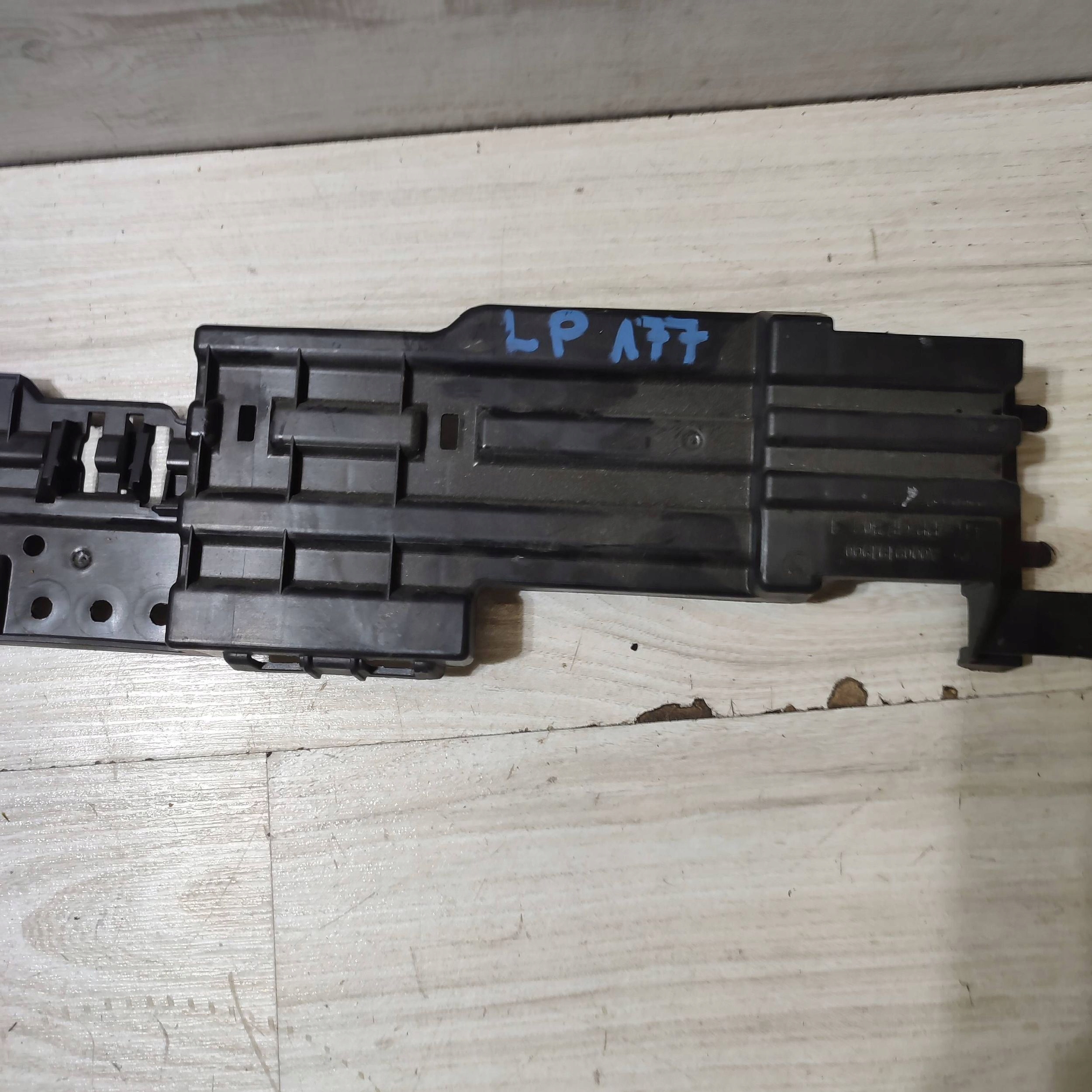 plastic seat front side left Mercedes-Benz A W177 A0009191900