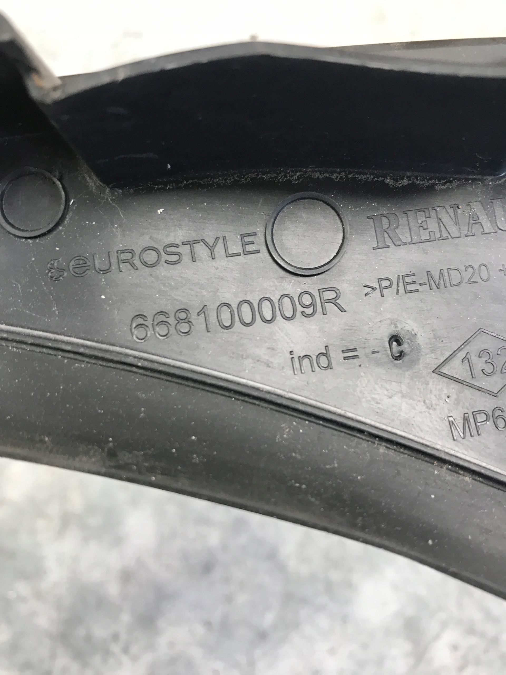 spoiler under the window right MASTER III 668100009R