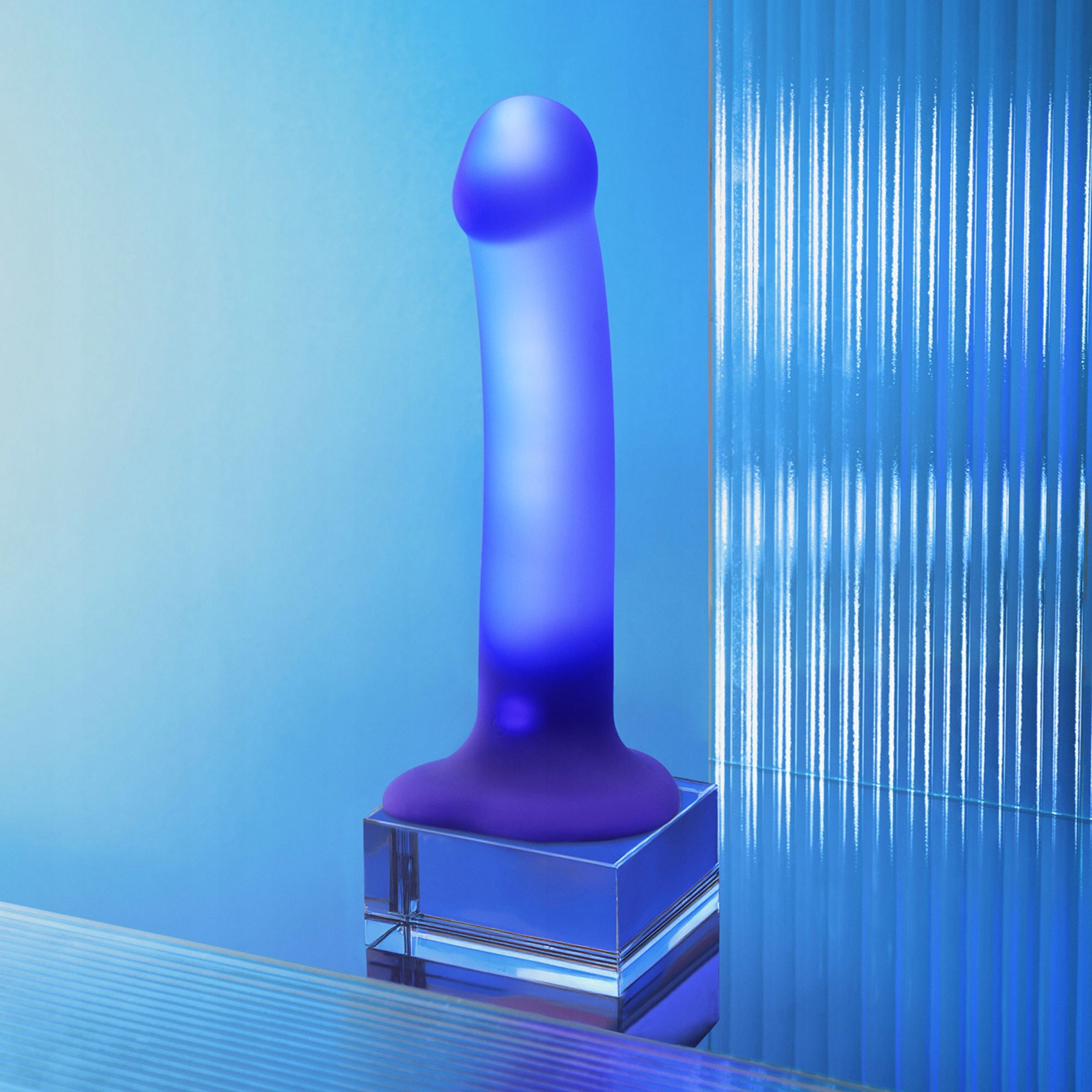 Strap On Me - Dildo Glow-Led fioletowy M