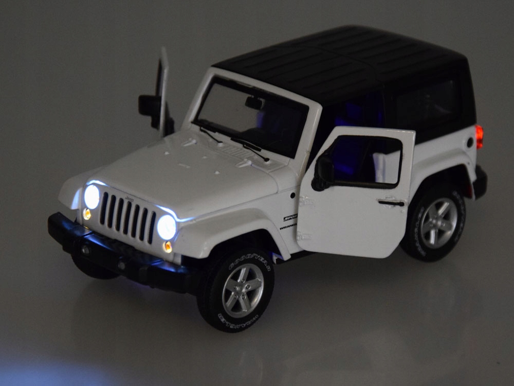 AUTKO SPORTOWE SUV SAMOCHÓD AUTO JEEP WRANGLER ŚWIATŁO DŹWIĘK METALOWE 1:32 Model Jeep Wrangler