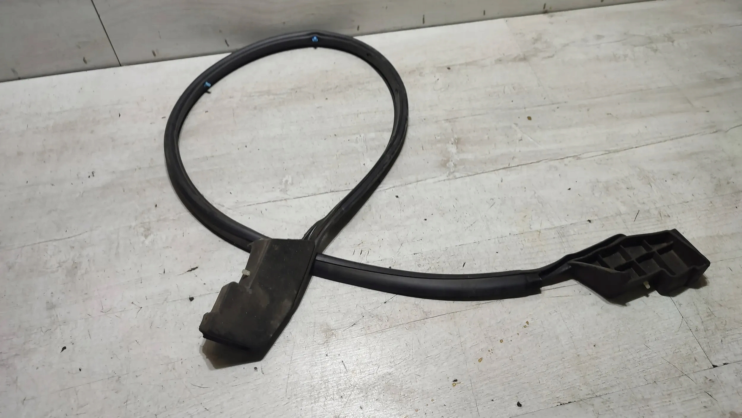 Mazda 3 III BM 17r gasket under the window bonnets