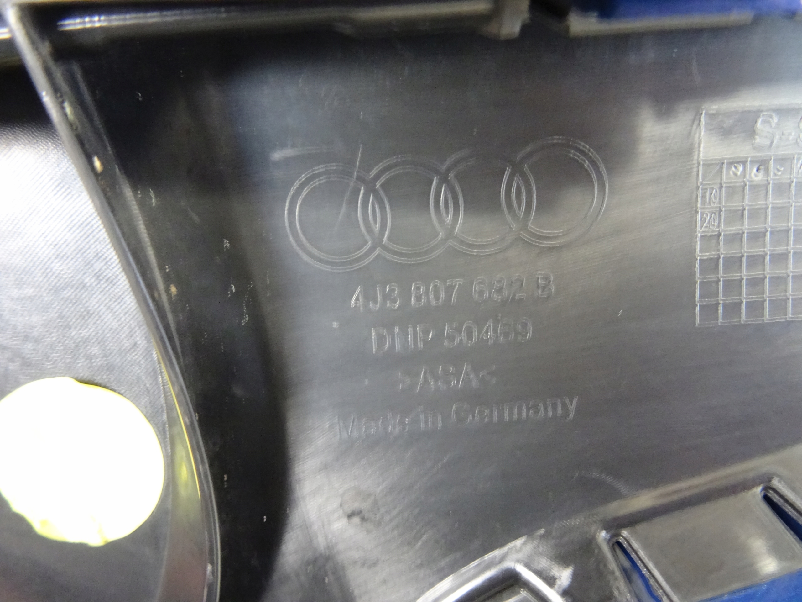 grid of a bumper front front right AUDI E-TRON GT LIFT 4J3807682B