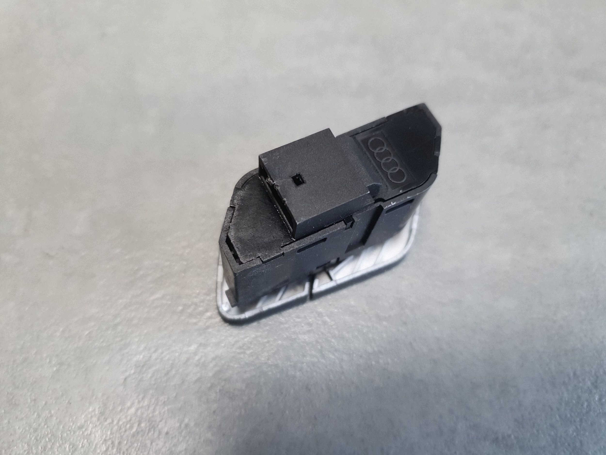 Audi A3 8Y button central of a lock 8Y1962107