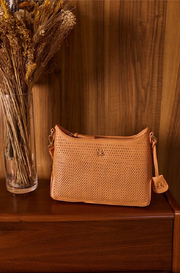 LuluCastagnette Torebka Damska KUFEREK DO RĘKI NA RAMIĘ z paskiem AŻUREK Szerokość produktu 29 cm