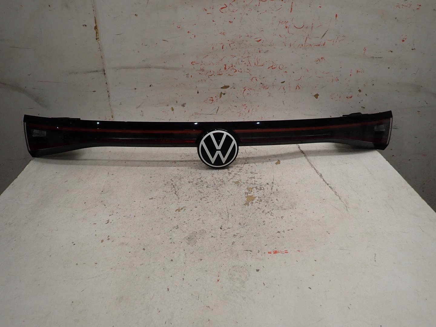 cap bonnet light rear part VW ID4 11A945093