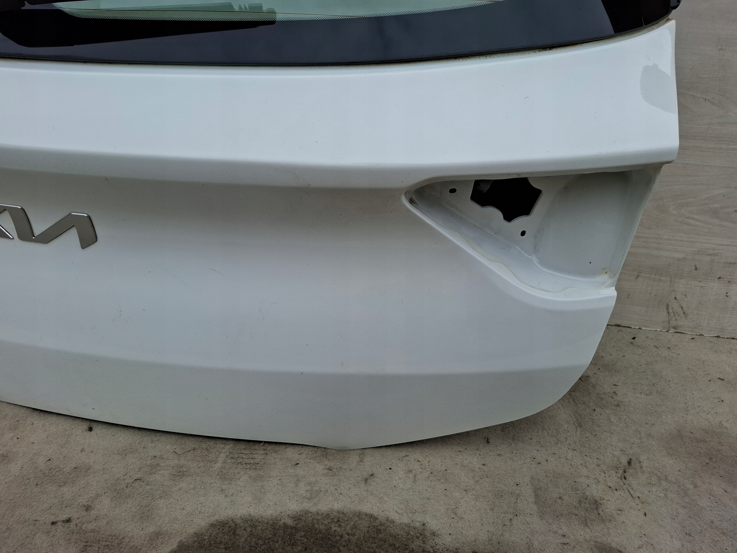 KIA STONIC boot door rear BIALA UD 22r