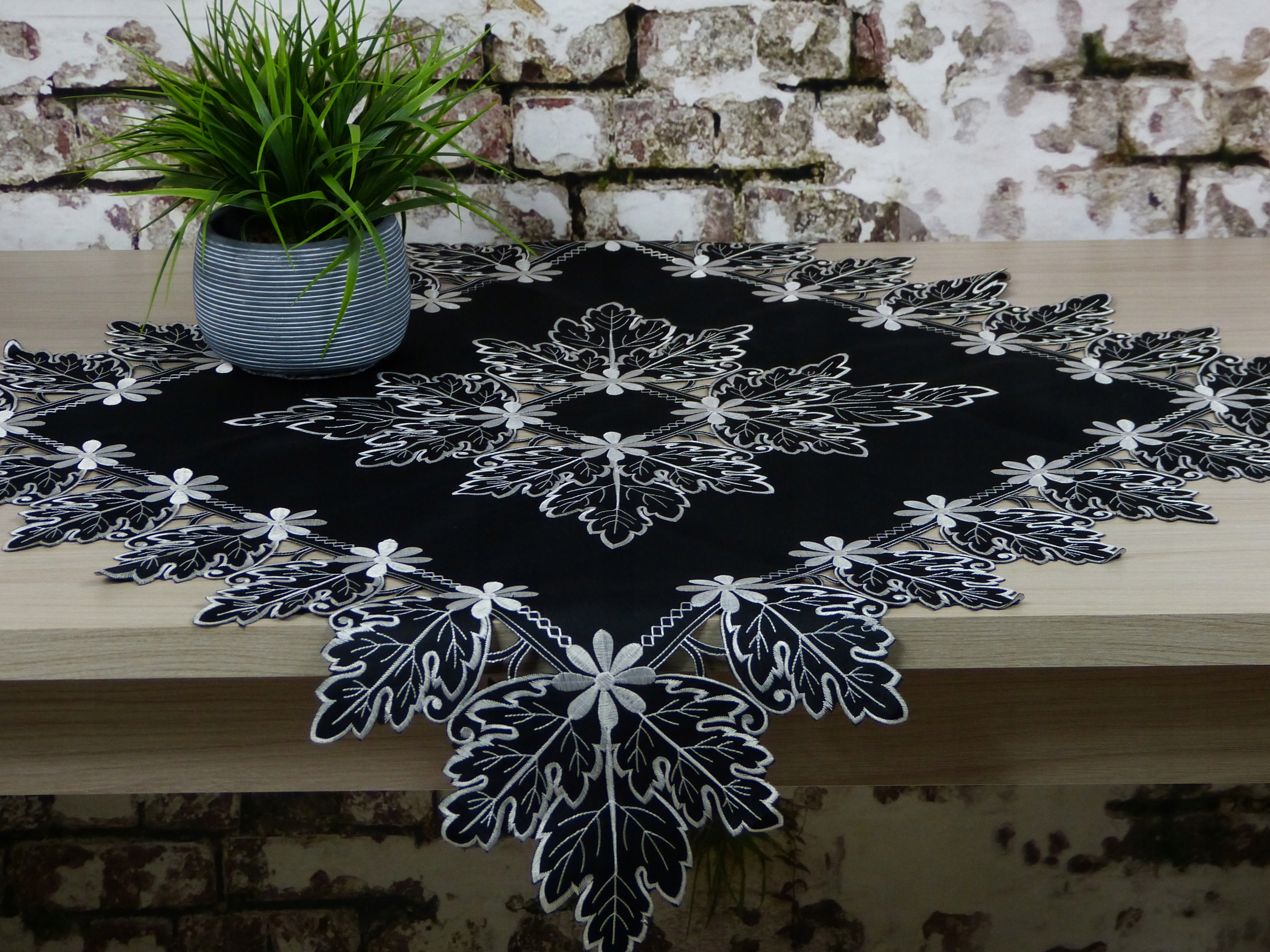 

Serweta haftowana na ławę, stół 85x85cm czarny