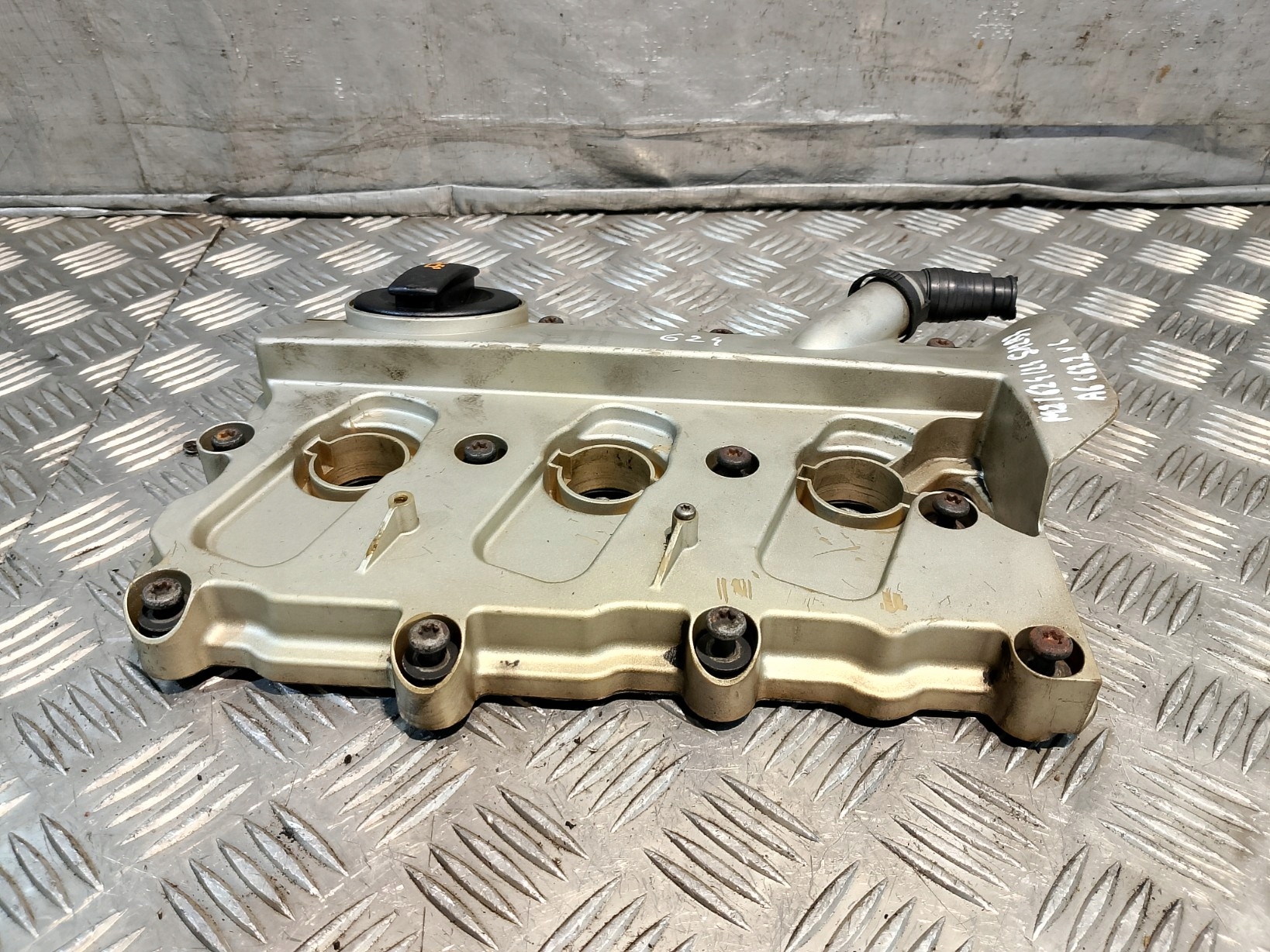 Abdeckung der Ventile AUDI A6 C6 3.2 V6 06E 103 471 G