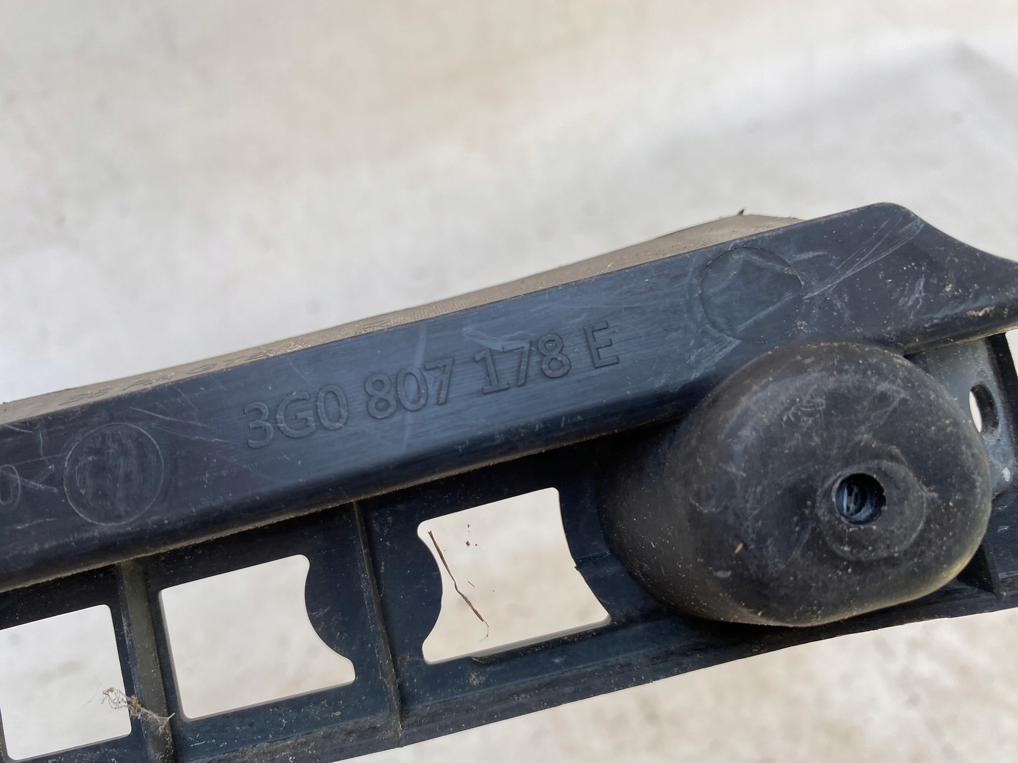 VW PASSAT B8 R-LINE 14- bumper bracket right front holder 3G0807178G