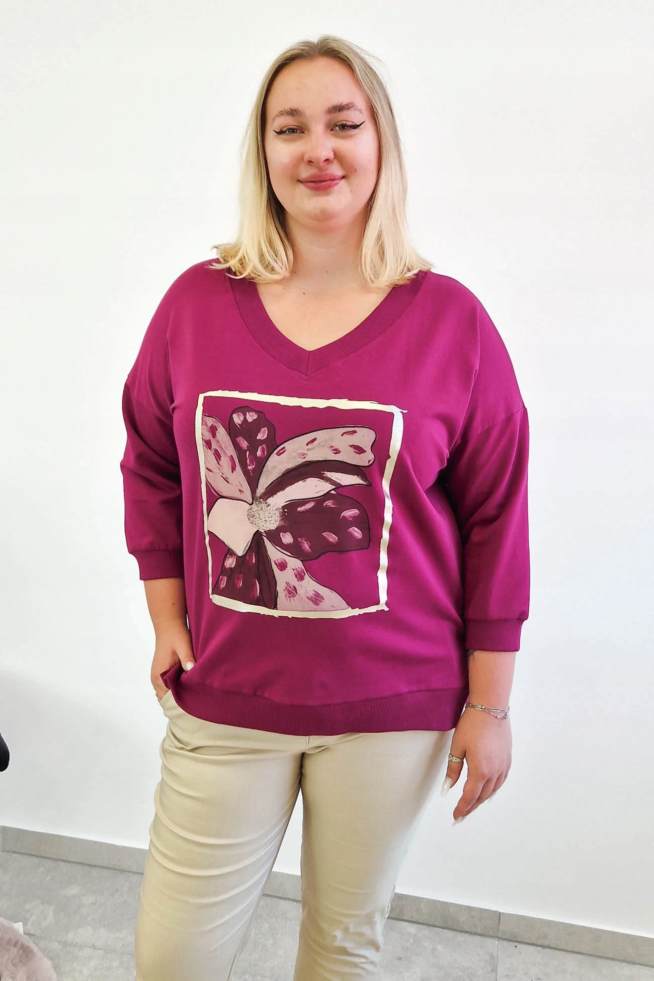 Mikina ve špici s aplikací Květ Amarant XL