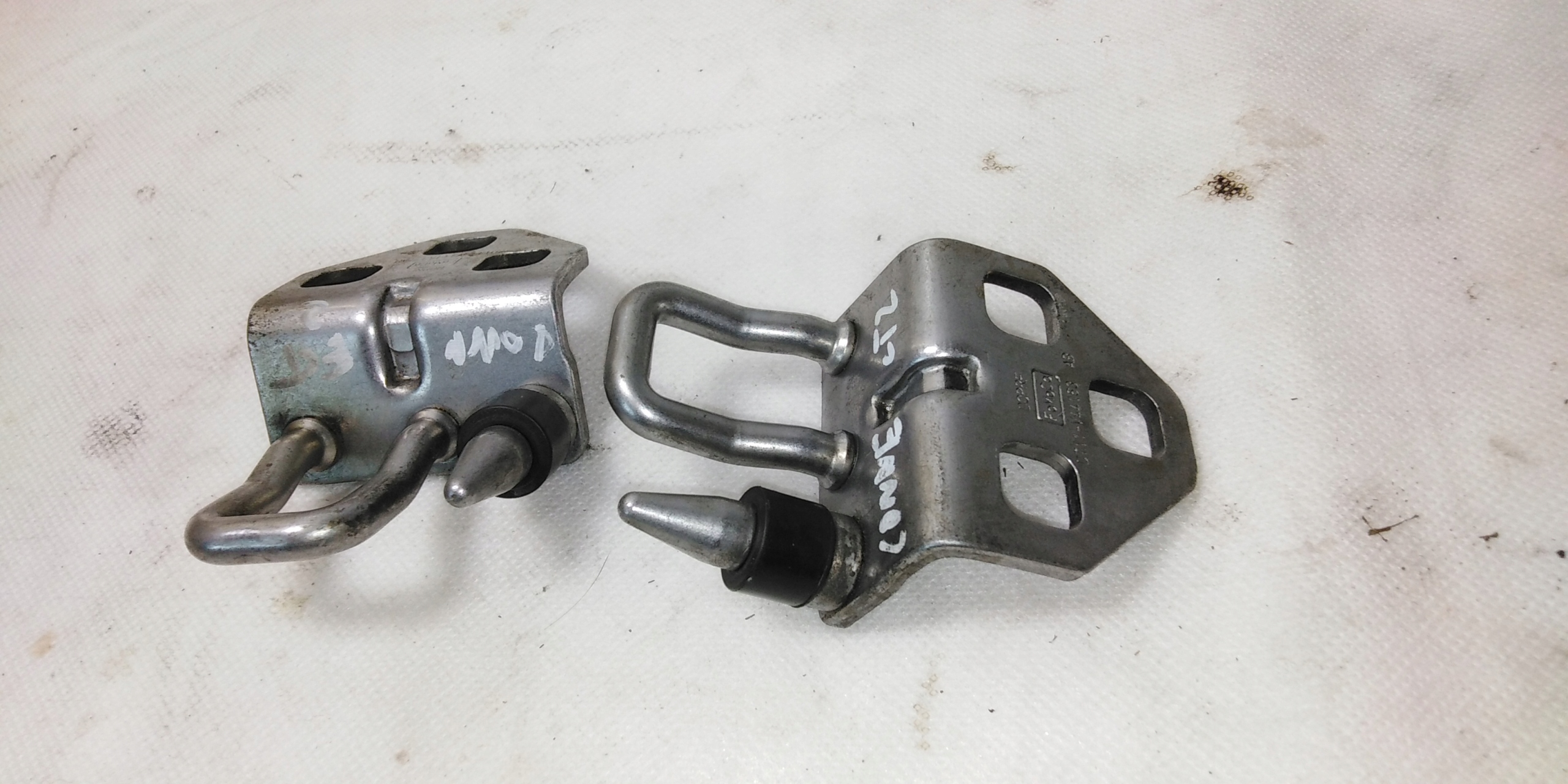 TRANSIT CONNECT MK2 RYGIEL DRZWI TYŁ SKRZYDEŁKA Numer katalogowy części DT11-V44163-AB