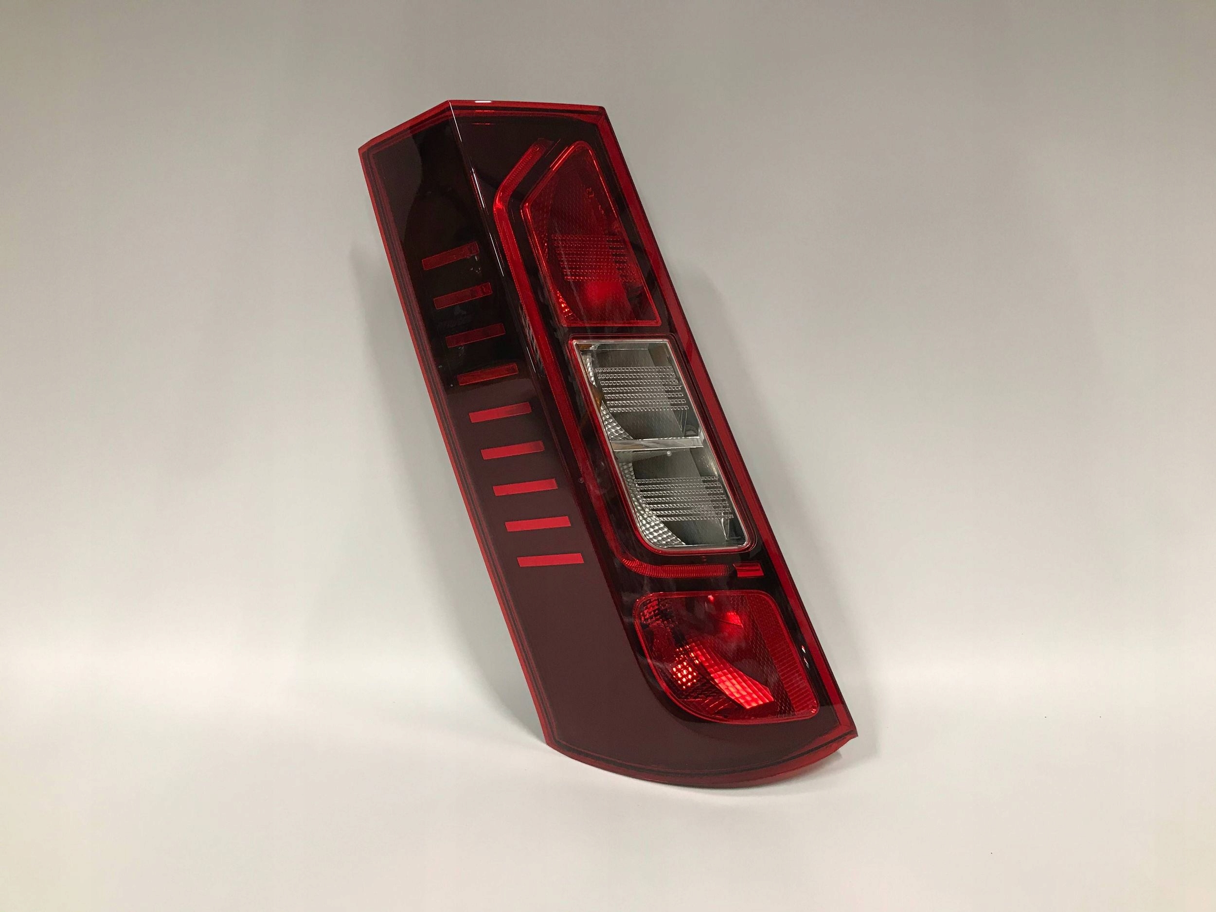 RENAULT EXPRESS LAMPA TYLNA LEWA LED EUROPA 20+ ORYGINAŁ 265554082R