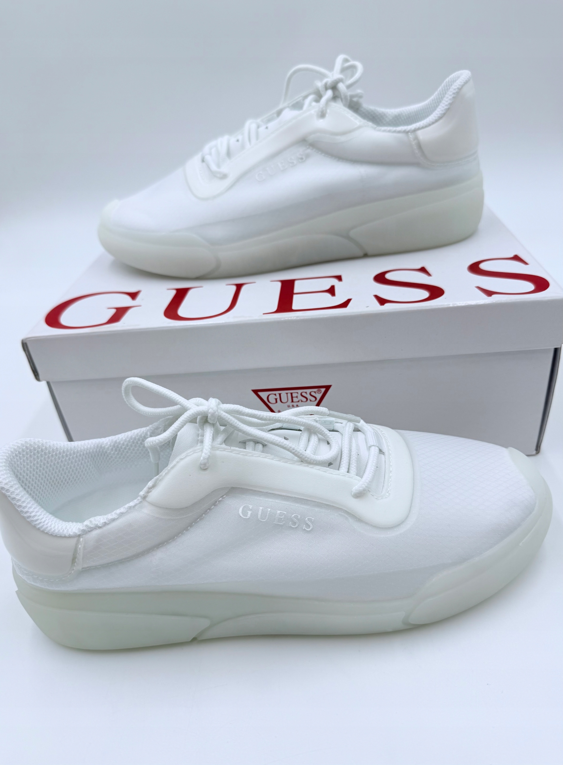 Bílé tenisky Guess 39 FL6AVAFAB12
