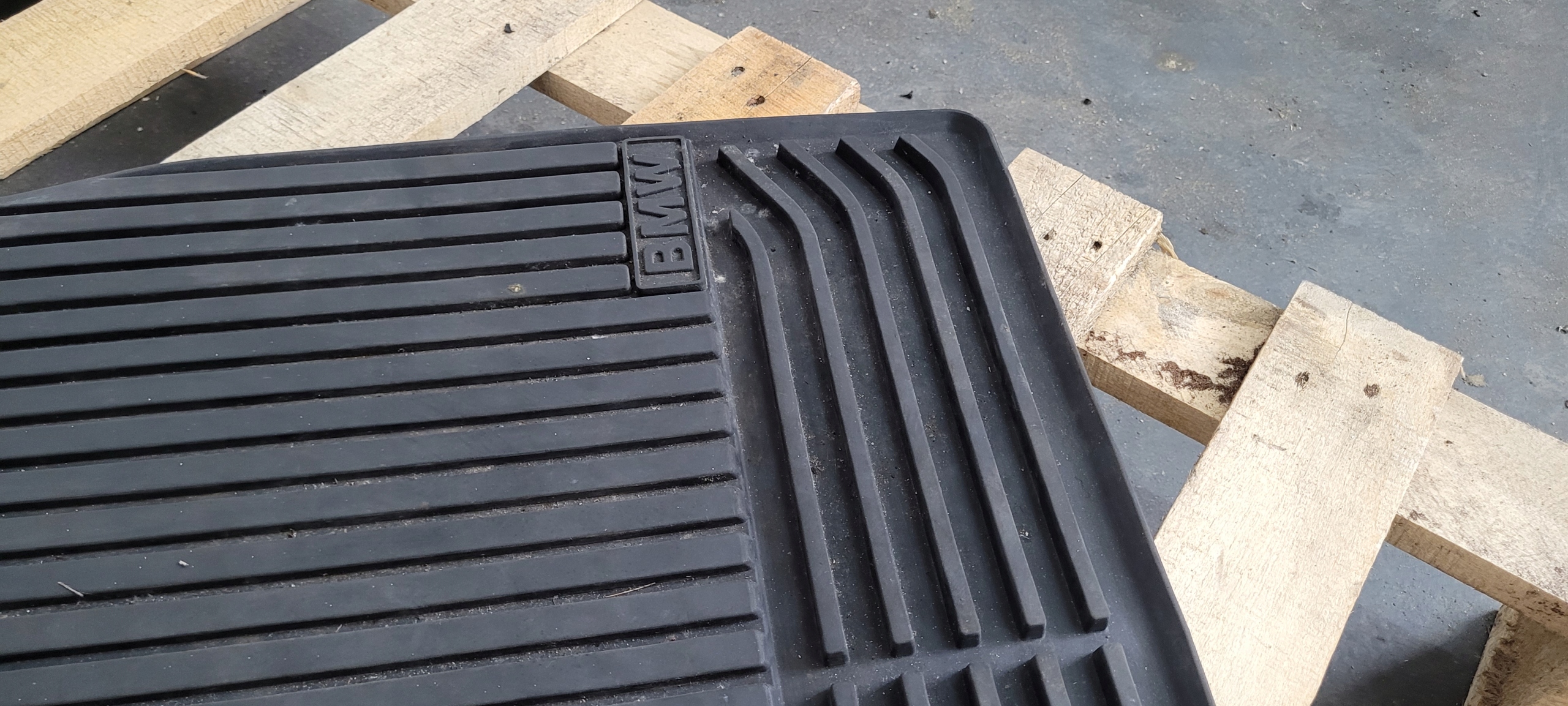 BMW F30 mat rubber front 51472153725