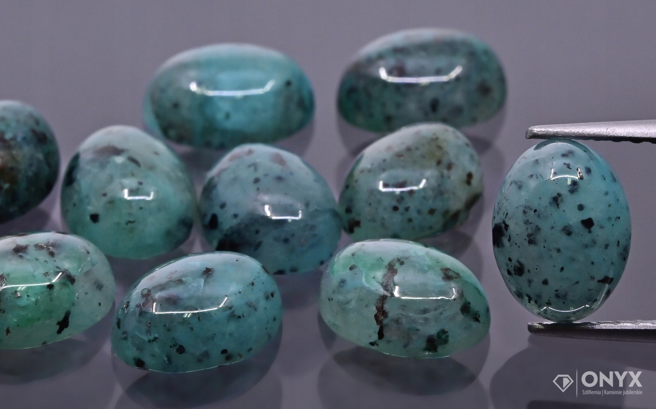 Kuprit kabošon ovál 8x6 mm