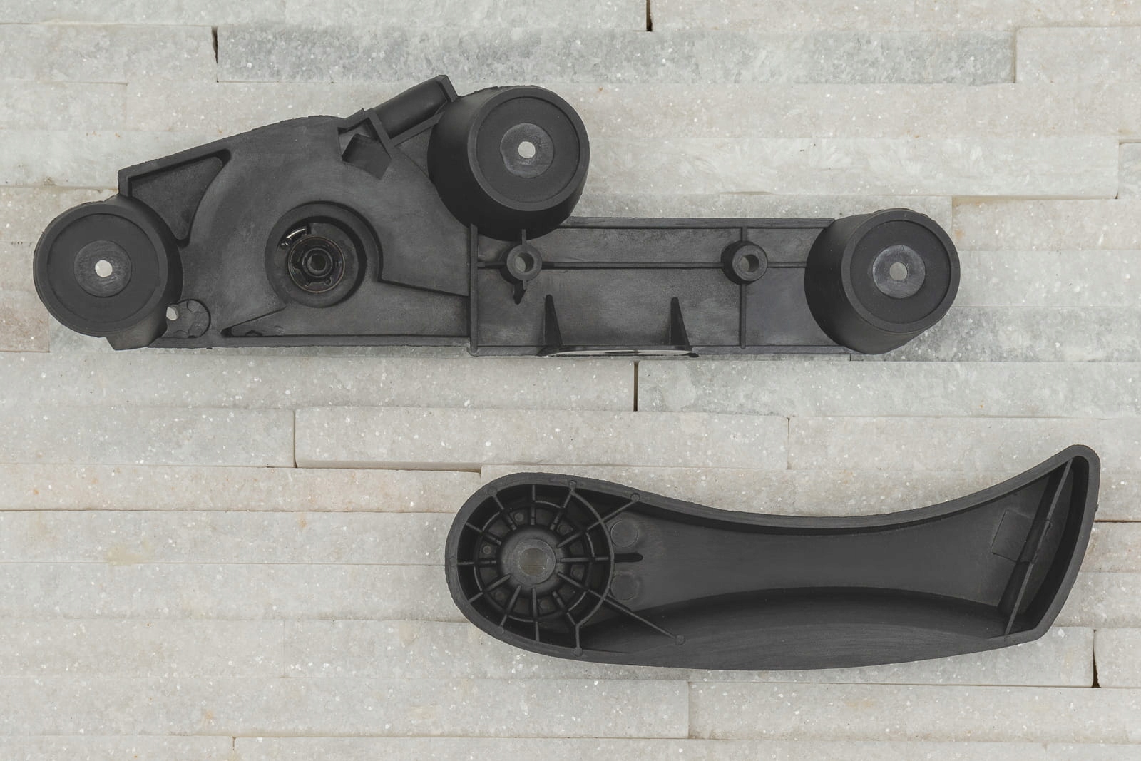 BMW SERIA 7 E65 01-08 MECHANIZM OTWIERANIA MASKI Numery katalogowe zamienników 51237023992