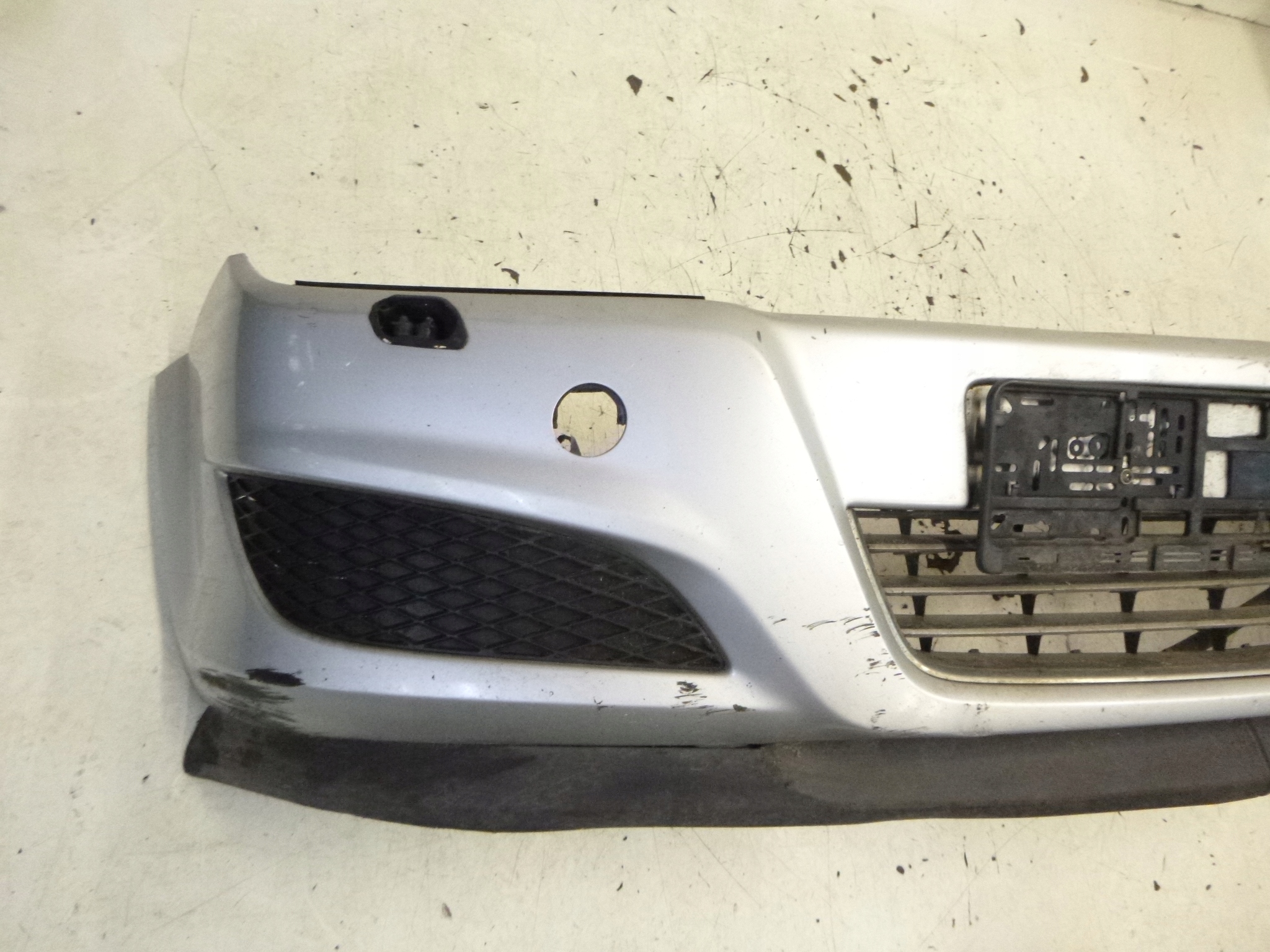 Frontstoßstange Opel Astra H Z176 2005r. 13225746