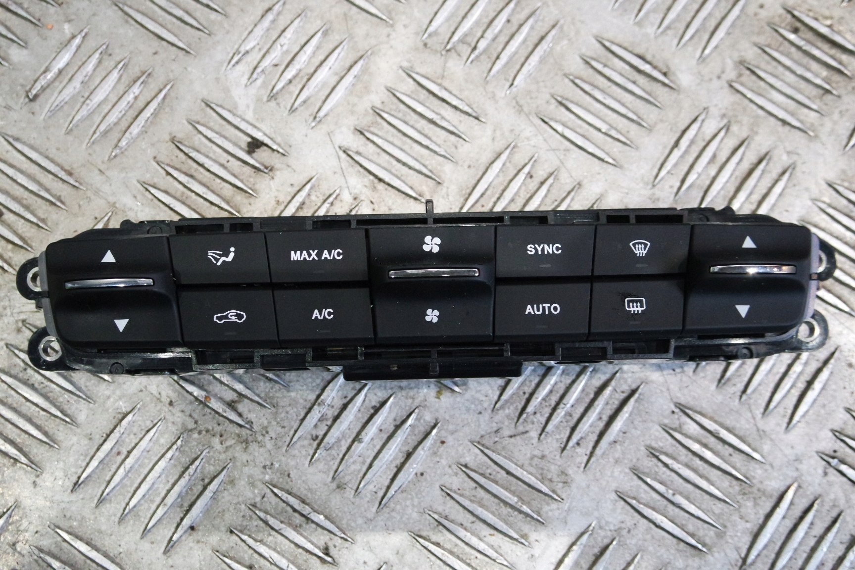 ПАНЕЛЬ КОНДИЦИОНЕРА MASERATI LEVANTE 670123508