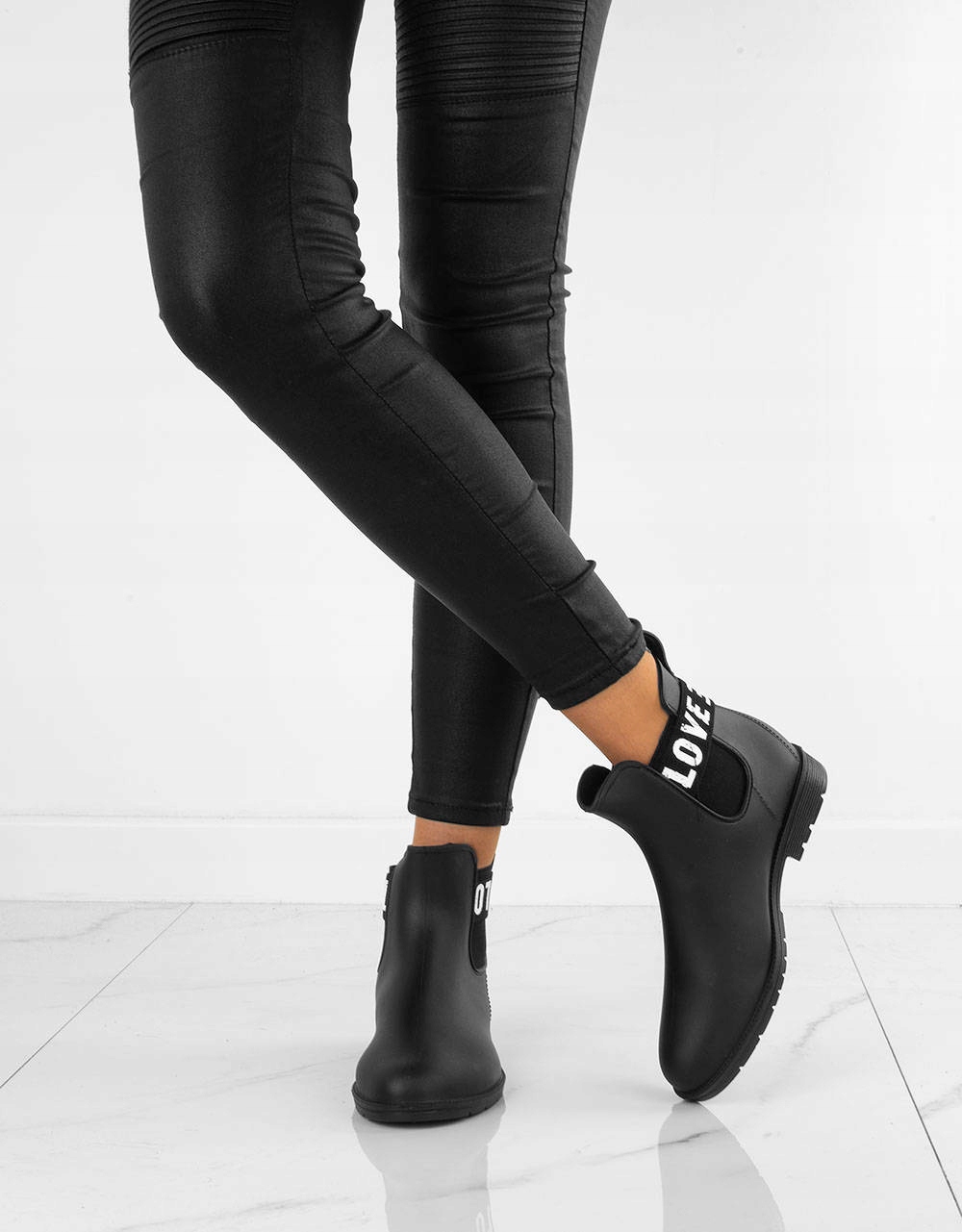 KRÓTKIE MATOWE KALOSZE Z GUMĄ BOTKI Z NAPISAMI 37 Długość wkładki 24 cm