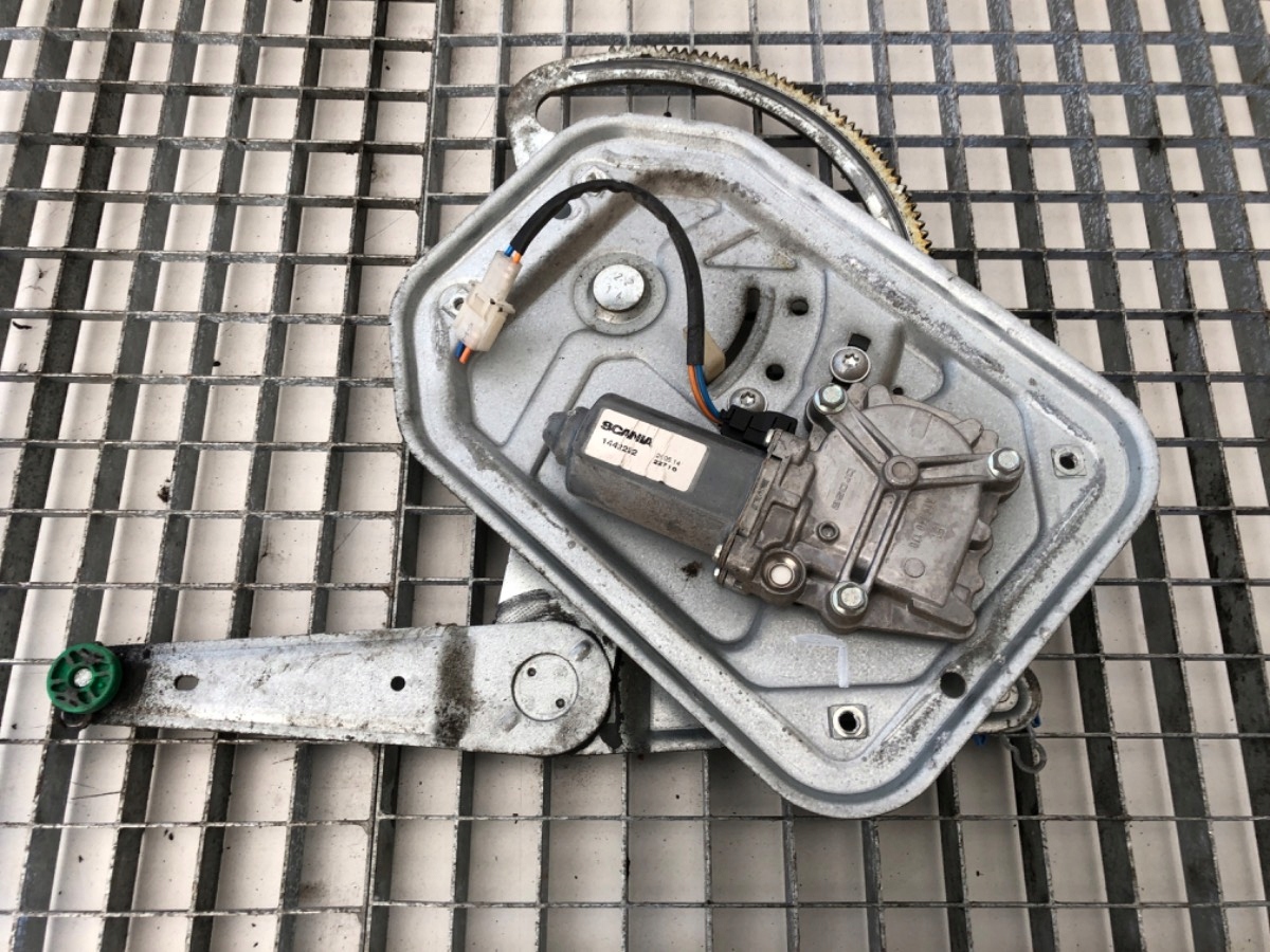 PODNOŚNIK SZYBY LEWY PRZÓD SCANIA P,G,R,T - series 1442292 Hatchback