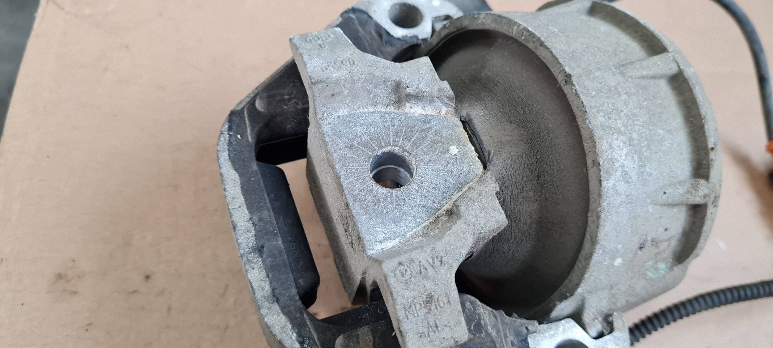 A7 4G engine mount left 3.0 TDI CDU 4G0199381LG A6 C7 4G
