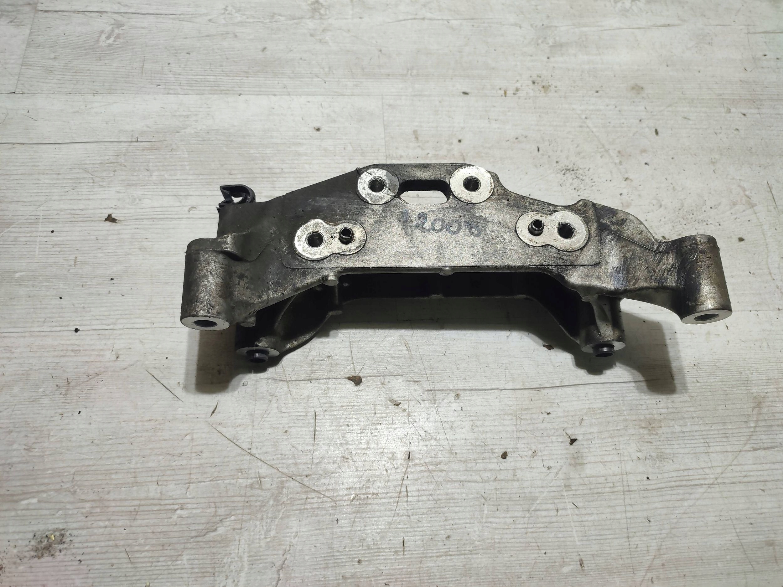 Peugeot 2008 II 2020 Support / Support plaque Moteur