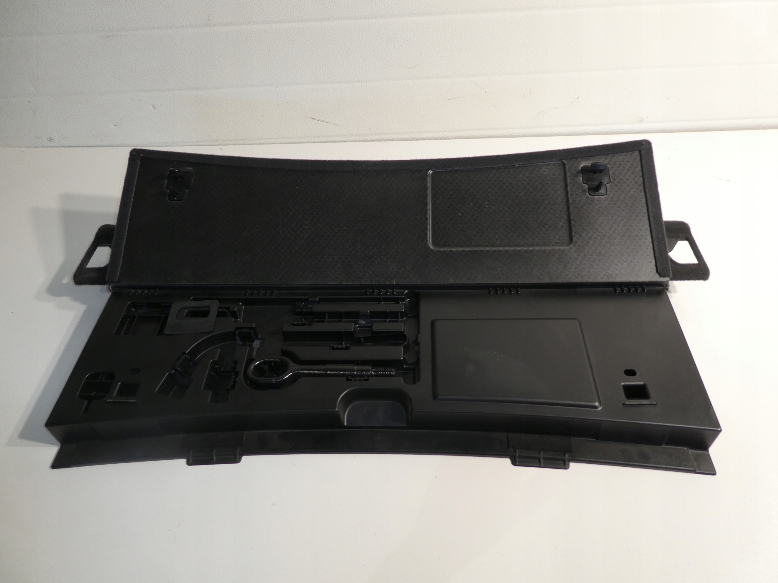 floor boot AUDI A4 B8 KOMBI 8K9861529B