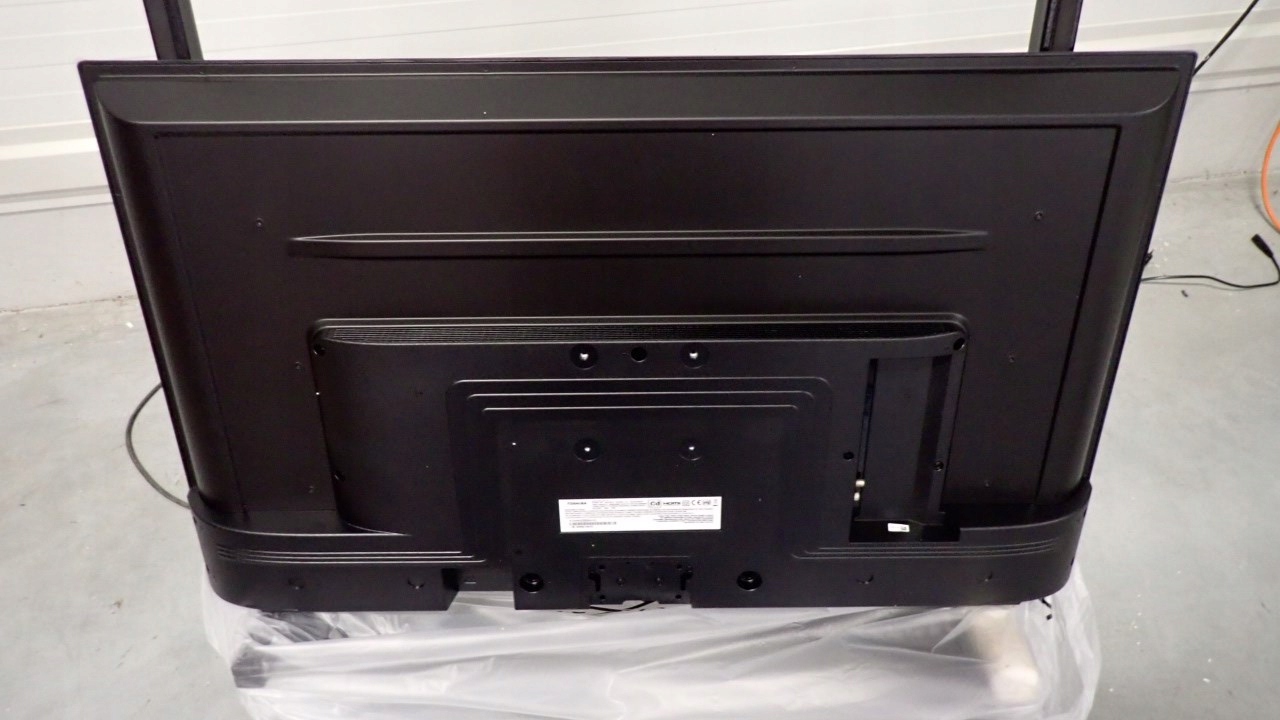 TOSHIBA 43UA2363DG UHD Android TV, uszkodzony Model 43UA2363DG