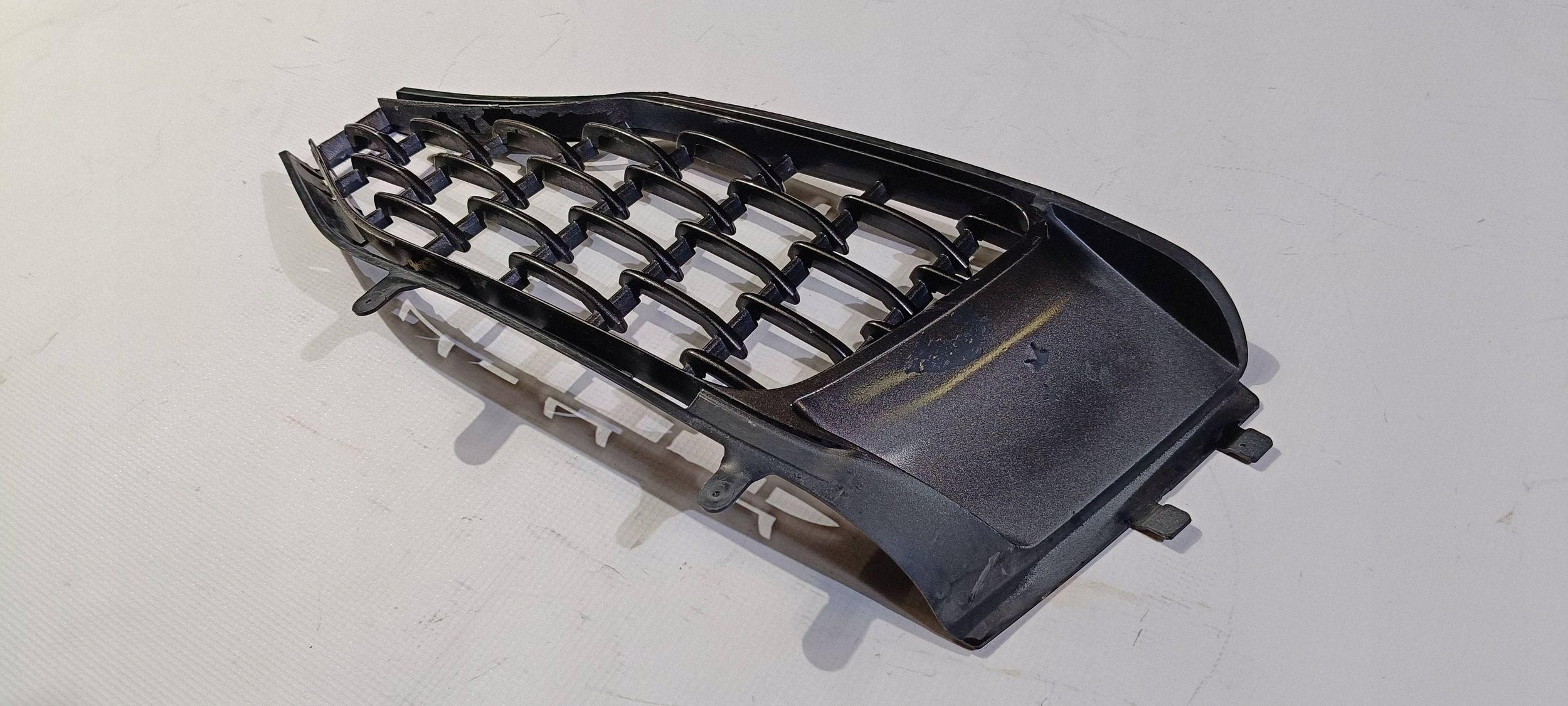 lower grid front bumper grille front left Maserati Levante 2017