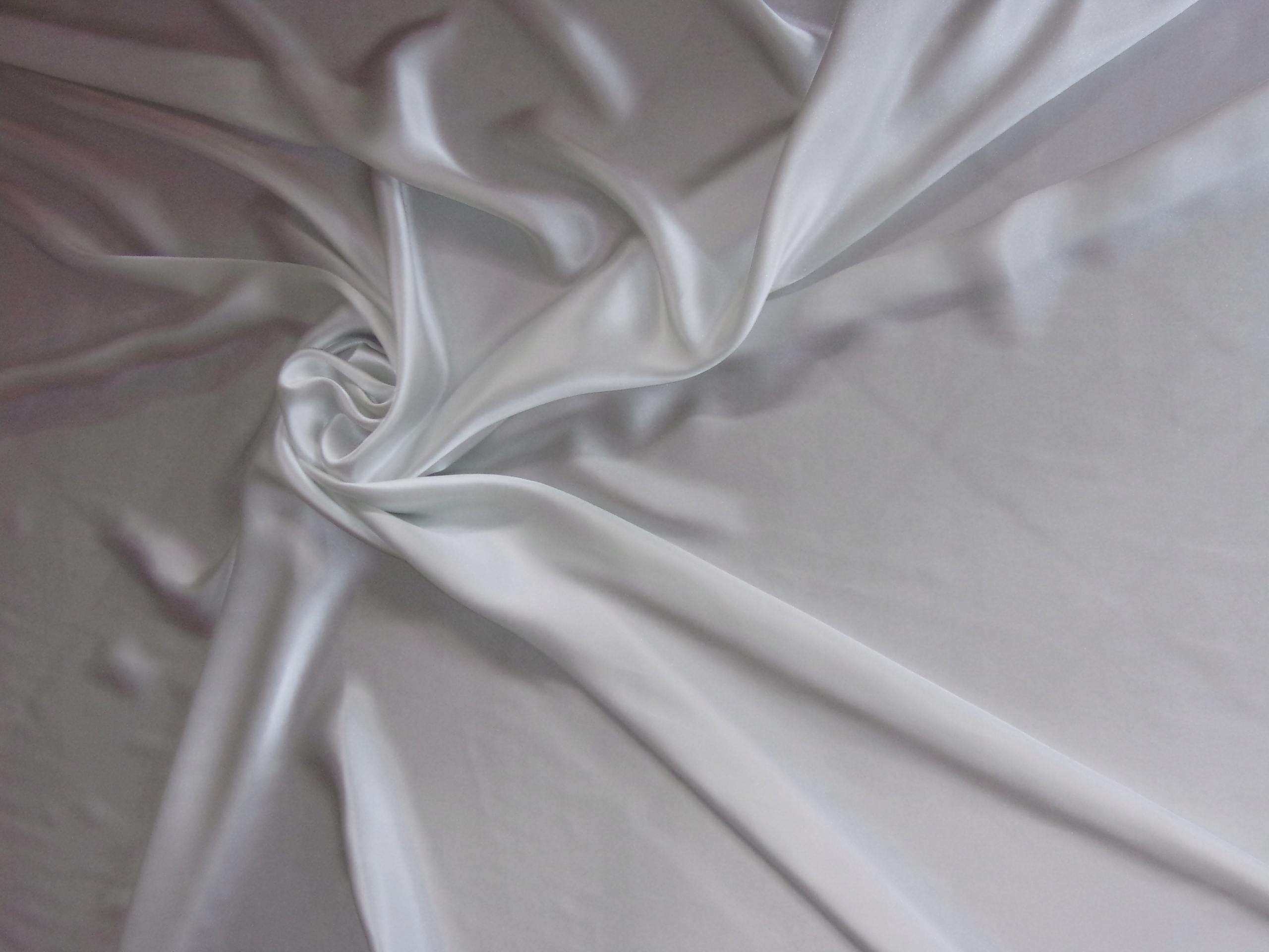 italský hedvábný satén v barvě rozbité bílé