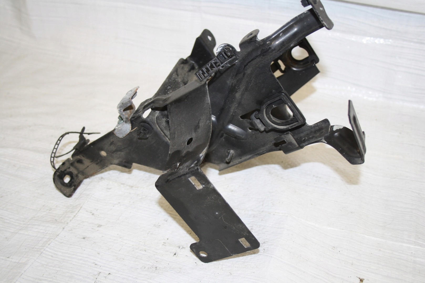 крепление насос ABS vw PASSAT b5 FL 3b0614335b