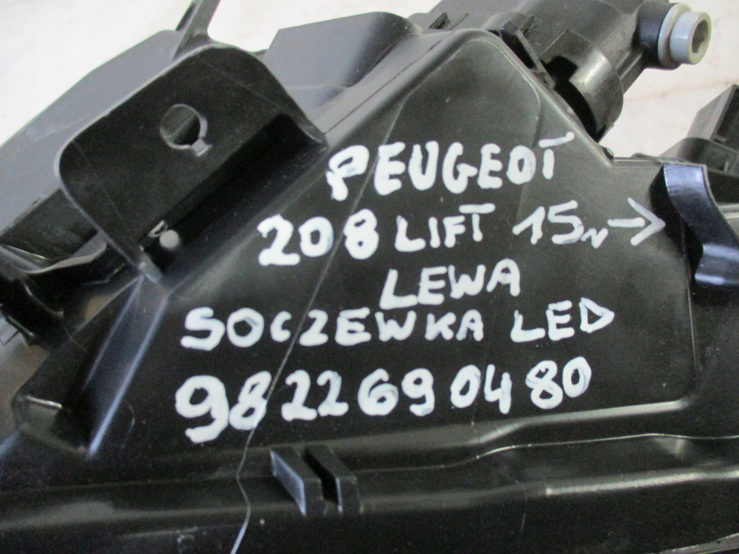 light left front front Peugeot 208 lift 15r-lens LED 9822690480