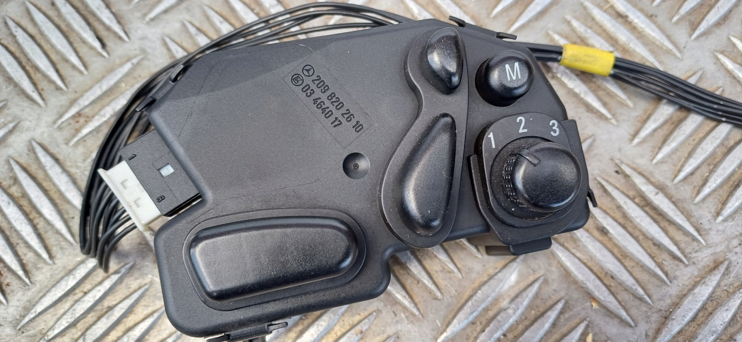MERCEDES W209 switch seat right 2098202610