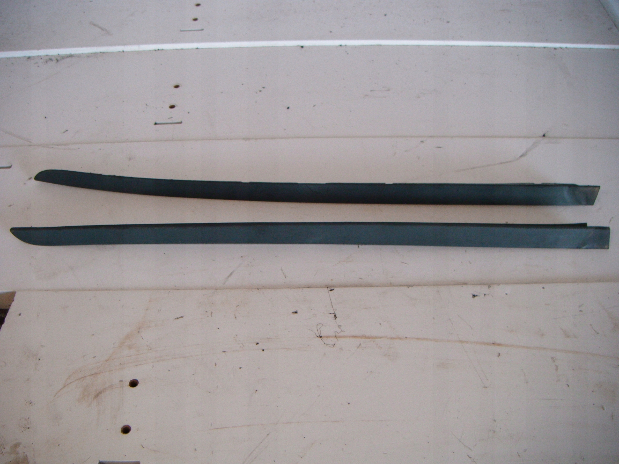 SEBRING III 3 06-10 LISTWA SZYBY PRZEDNIEJ