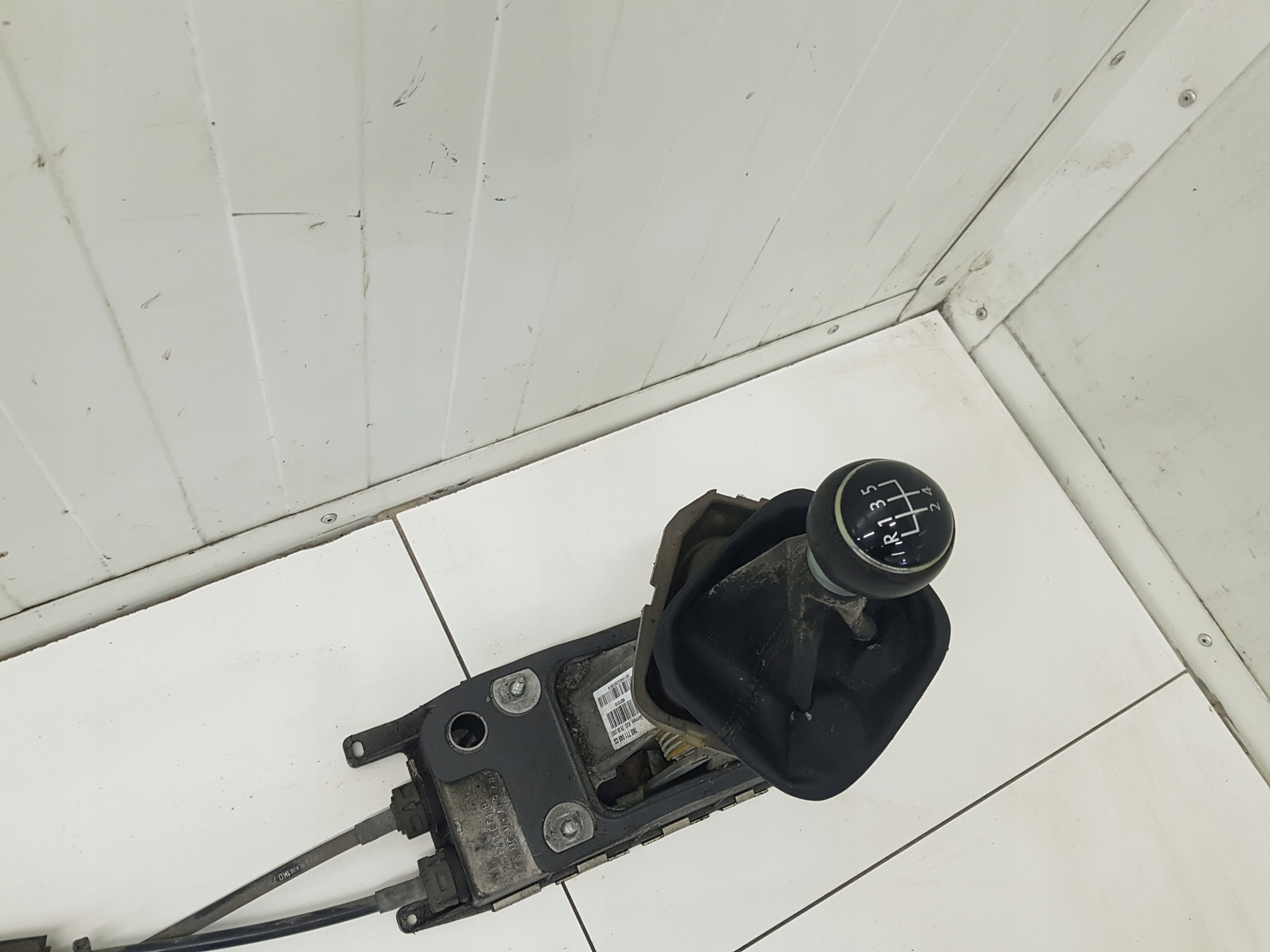 trim changes of the gear VOLKSWAGEN GOLF 5 1K0711049