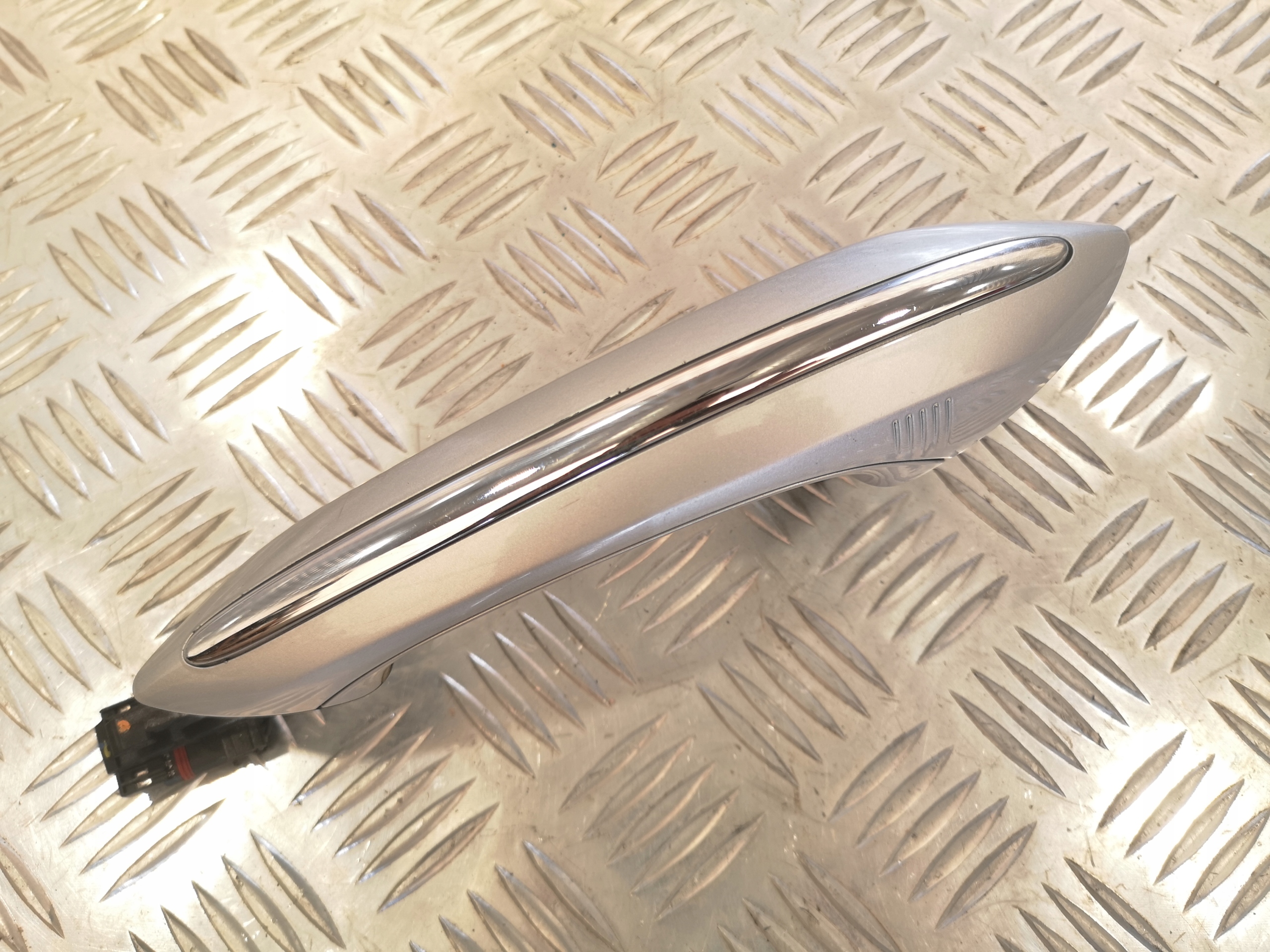 7221142 - Ручка дверей права KEYLESS LED BMW F01 F10 354