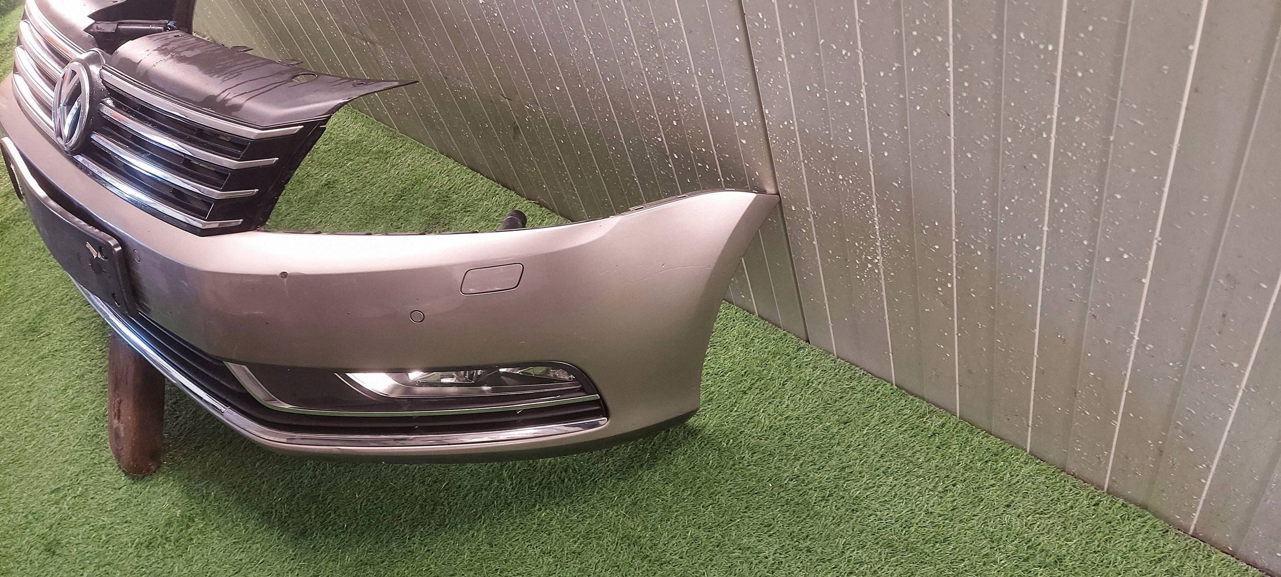 bumper front + grill complete VW PASSAT B7 10-14 LAK: LC8Y PARKI washers