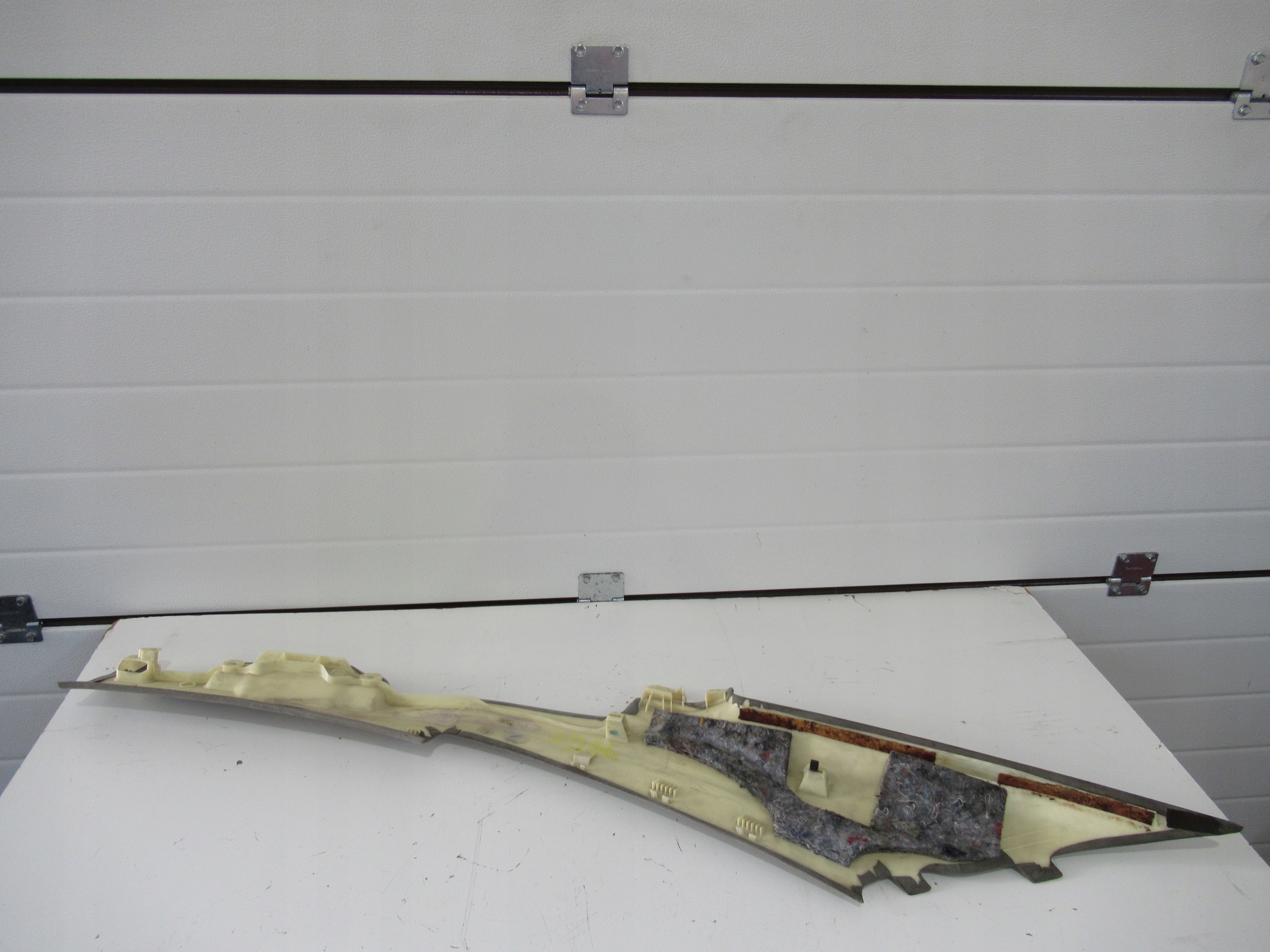 AUDI A8 D3 side SLUPKA left rear part 4E0868289