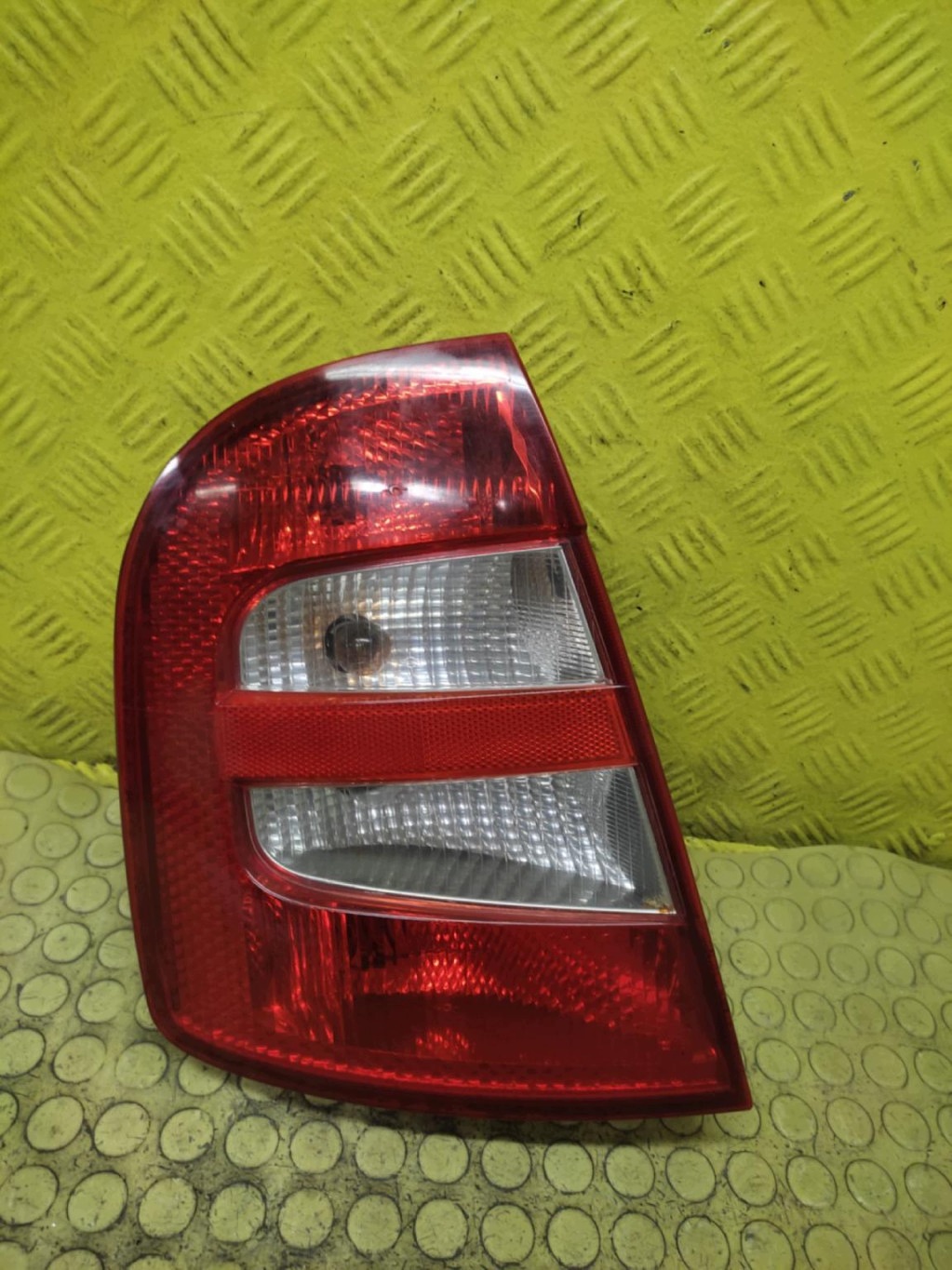 SKODA FABIA and light left rear part 6Y6945095B