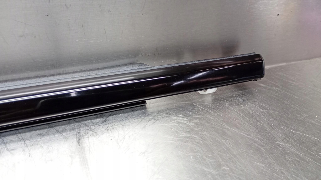 LISTWA ZGARNIAJĄCA DRZWI LEWY PRZÓD VOLVO XC60 II 18-25R Numer katalogowy części 133057/VOLVOMAR